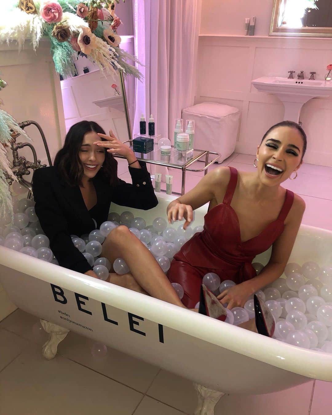 オリビア・カルポさんのインスタグラム写真 - (オリビア・カルポInstagram)「Bubble trouble 🛁🛁 Launching the first @amazon skincare brand #belei with my sister last night @sophiaculpo #onlyonamazon #ad」3月21日 6時14分 - oliviaculpo