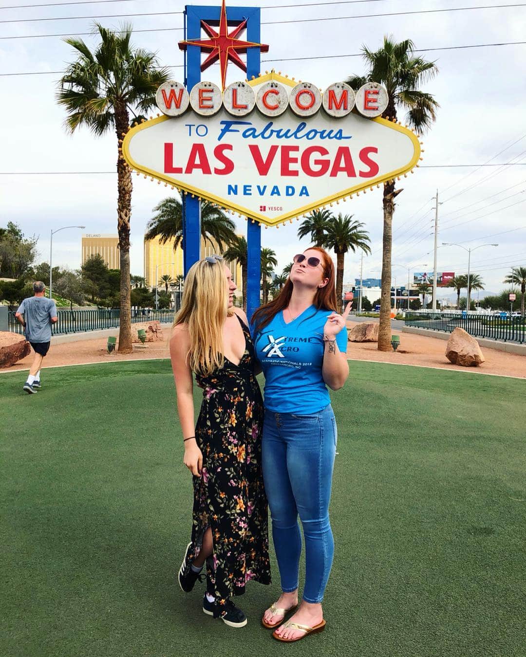 レイチェル・パーソンズさんのインスタグラム写真 - (レイチェル・パーソンズInstagram)「A blonde and a redhead run away to Vegas... what could go wrong?」3月21日 6時21分 - raemarie.parsons