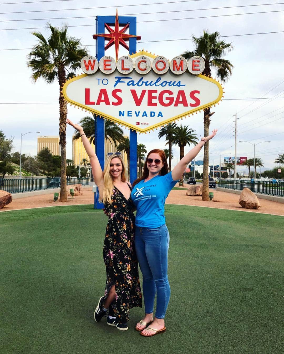 レイチェル・パーソンズさんのインスタグラム写真 - (レイチェル・パーソンズInstagram)「A blonde and a redhead run away to Vegas... what could go wrong?」3月21日 6時21分 - raemarie.parsons