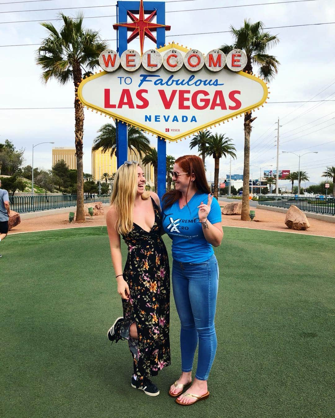 レイチェル・パーソンズのインスタグラム：「A blonde and a redhead run away to Vegas... what could go wrong?」