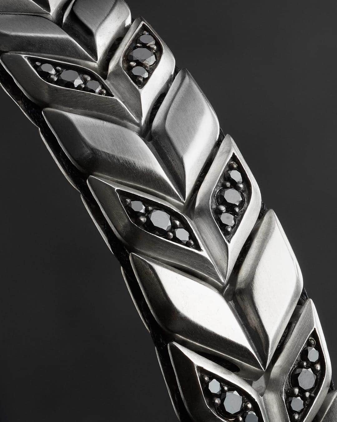 デイビット・ユーマンさんのインスタグラム写真 - (デイビット・ユーマンInstagram)「The power of 3️⃣ • Good things come in trios—like the pavé in this Chevron bracelet, and the number of black diamonds in each flute. • #TapToShop #DavidYurmanMen」3月21日 6時32分 - davidyurmanmen