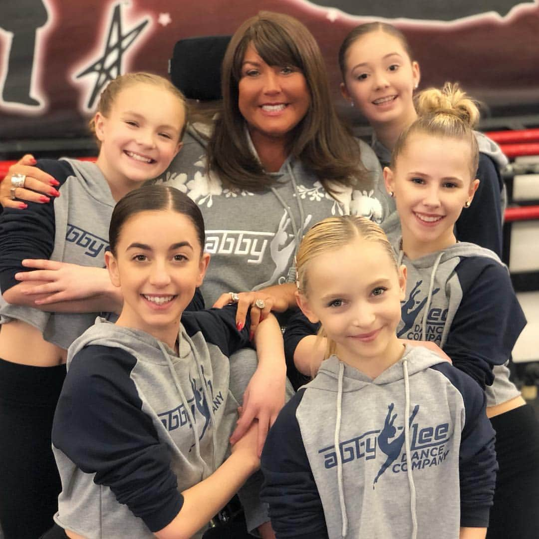 アビー・リー・ミラーさんのインスタグラム写真 - (アビー・リー・ミラーInstagram)「The eighth pyramid of Season 8! We’re halfway there! Time flies when you’re having fun! #ALDC #dancemoms #abbyleemiller #thebestisyettocome #abbylee」3月21日 6時28分 - therealabbylee