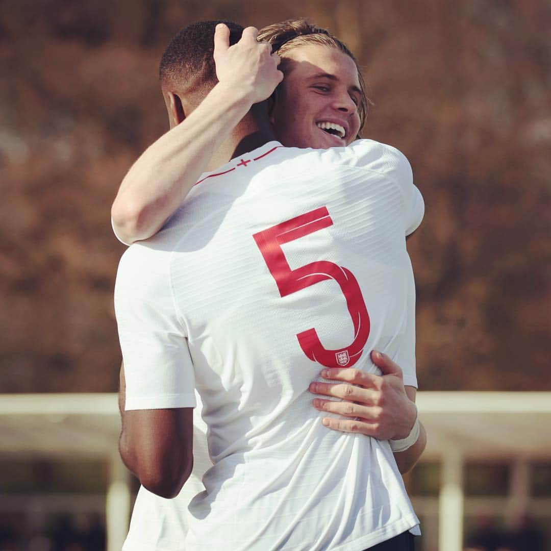 サッカー イングランド代表チームさんのインスタグラム写真 - (サッカー イングランド代表チームInstagram)「A winning start to the week. 👏」3月21日 6時35分 - england