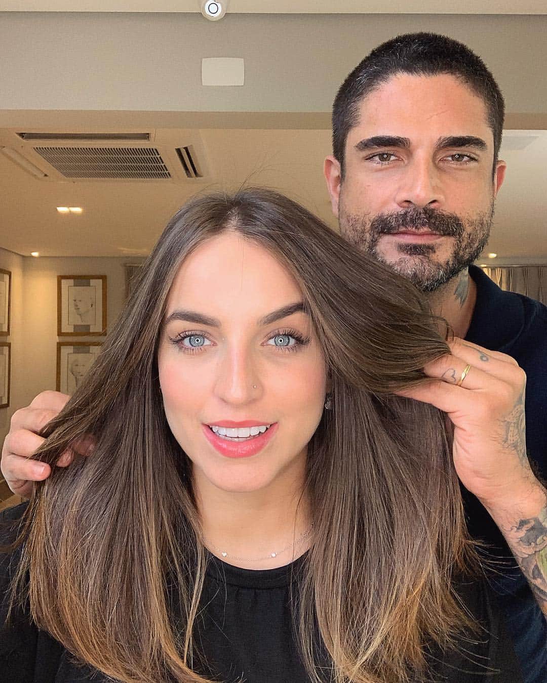 Bruna Unzuetaのインスタグラム：「Dia de reconstrução capilar com o @aprigiotiago ❤️ e sobrancelha com a maravilhousaaa da @isadora.bonadio ❤️」