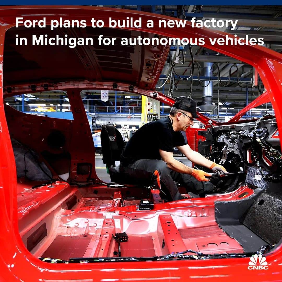 のインスタグラム：「In the next two years, a different kind of Ford facility is set to open.⁣ ⁣ The facility will be home to Ford’s autonomous vehicles, as part of CEO Jim Hackett’s plan to remake the automaker. The goal is to take new commercial-grade hybrid models and incorporate the self-driving technology needed to turn them into autonomous vehicles.⁣ ⁣ The new autonomous vehicle, or AV, facility is part of a $900 million investment Ford announced in 2017 to restructure its manufacturing footprint in Michigan. Ultimately, it's expected to create up to 900 new jobs by 2023.⁣ ⁣ You can read more, at the link in bio.⁣ *⁣ *⁣ *⁣ *⁣ *⁣ *⁣ *⁣ *⁣ #Ford #AV #AutomomousVehicles #ElectricVehicles #EV #JimHackett #Automakers #Commercial #Hybrid #Cars #SelfDriving #tech #Technology #Michigan #Jobs #business #BusinessNews #CNBC⁣ ⁣」