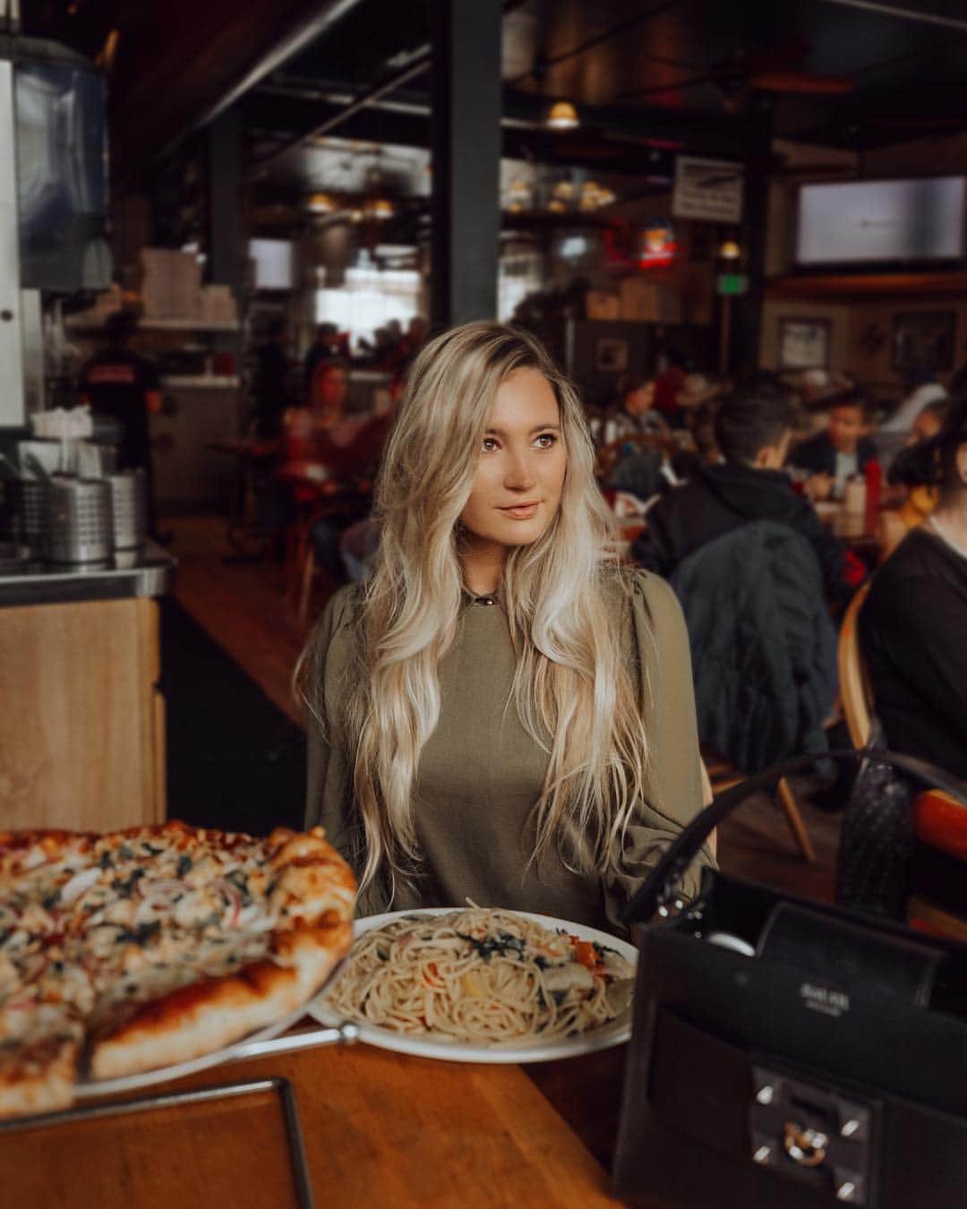 サシャ・カリスのインスタグラム：「Pasta or Pizza?  What’s your guilty pleasure? 🍕🍝 Swipe left to see my favorite 😍❣️」
