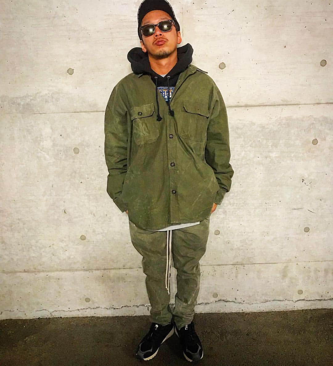 のインスタグラム：「なんか気づいたら @y.t.___  すげーコトになってる🔥🔥🔥 ・ ・ sway君もチェックしてるし、T-pablow君も履いてる😎✨ ・ ・ とある親切なコメントで俺が ytさんのインスタをのぞいたらなんか個人で面白いことやってるなぁ〜って思って色々相談してたらすごく親切にしてくれて😂 ・ ・ こんなセンスも良くて技術もあるのに眠らせてたらもったいないから広めたいなぁって気持ちから着々と日本全体、いや世界に広がりを見せてる。 ・ ・ クオリティ、スタイル、コスパ、最高なブランド🔥 ・ ・ まだ知らない人は是非チェックしてね😎👍 ・ 俺はボンバージャケットが楽しみすぎる❤️ ・ ・ #イルマニア#mcma#mcmastyle#yt#本当は教えたくない#でも教える#いいものを世に広める#fashionista #fashion#ootd#streetfashion #outfits#hypebeast #hype#fearofgodw#nike」