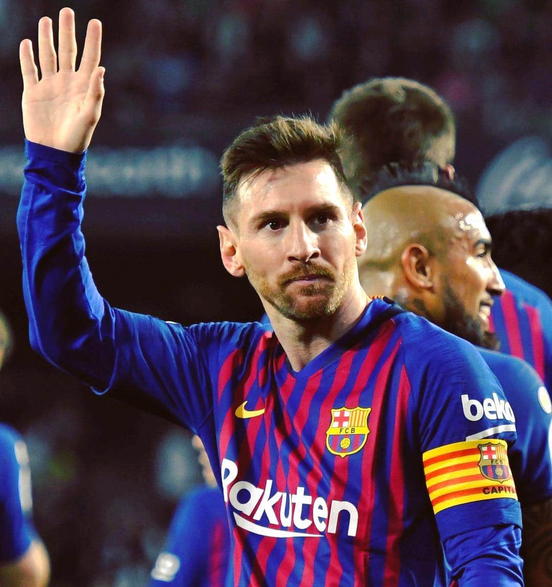 LFPさんのインスタグラム写真 - (LFPInstagram)「🚨TASK: Let’s ALL use the emoji 👏🏻 to applaud @leomessi! 👑 • #Messi #Barça #RealBetisBarça #Hattrick #Legend #LaLigaSantander #LaLiga」3月21日 6時52分 - laliga