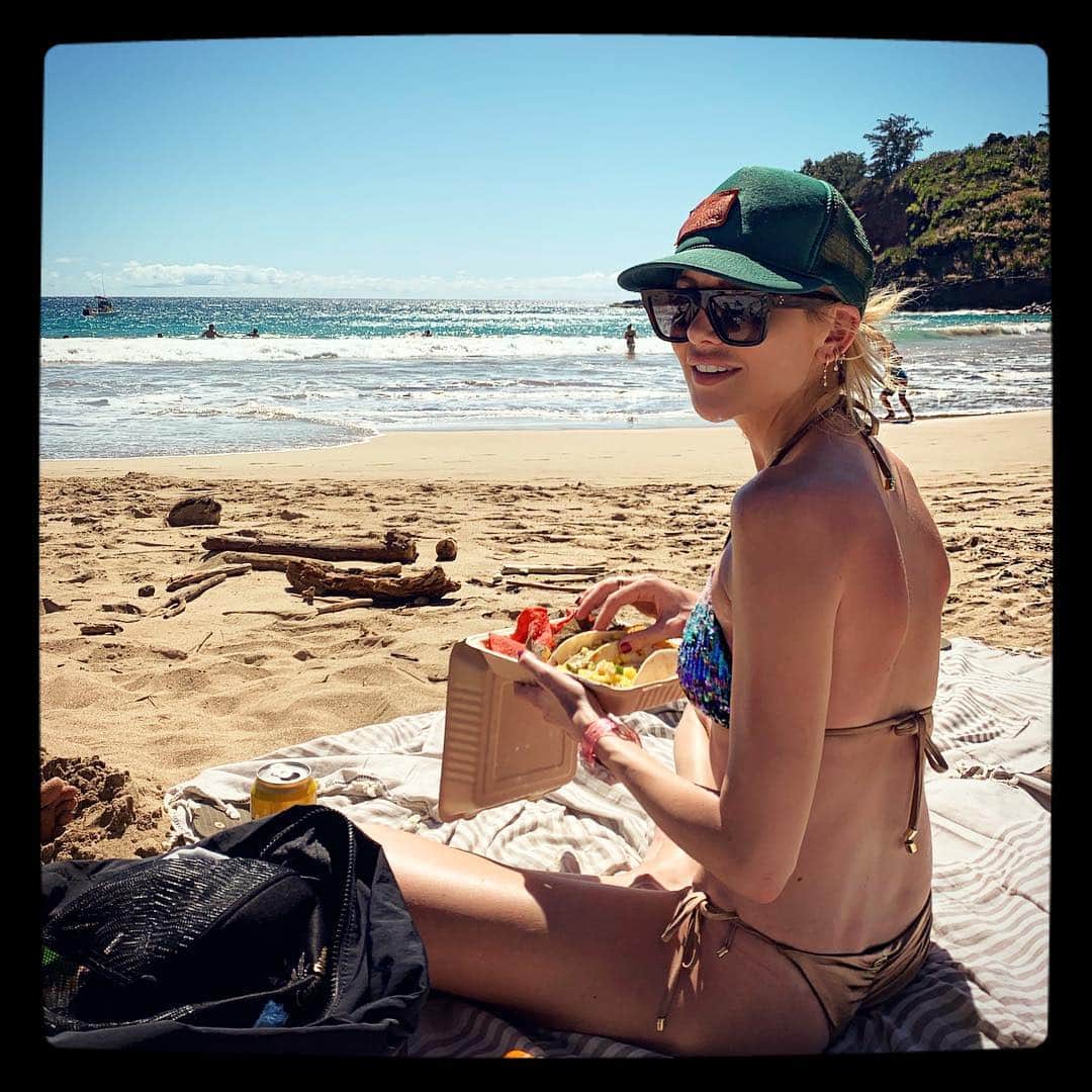 ステファニー・プラットのインスタグラム：「Fish tacos 🌮 & a secret beach 🏝 with old friends 💯😊🙌🏻🏄‍♀️👙 @beachbunnyswimwear ❤️」