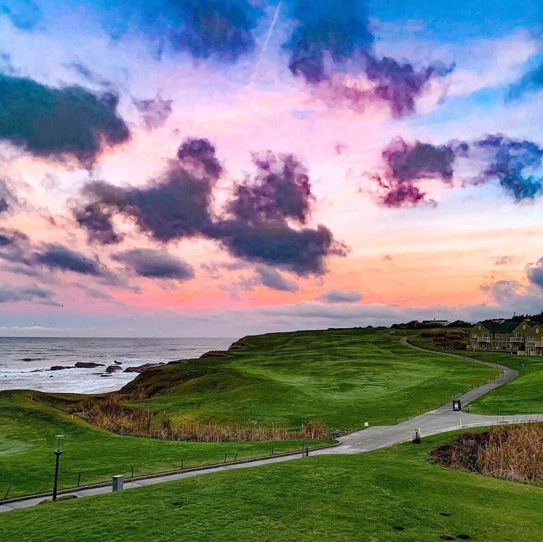 リッツ・カールトンさんのインスタグラム写真 - (リッツ・カールトンInstagram)「Unwind as the peaceful sound of waves ease you to serenity at The Ritz-Carlton, #HalfMoonBay. #California #WestCoast #CA #Cali #Pacific #sunrise #coast #waves #beach #serenity #tranquility #unwind #travel #travelgram #Instatravel #traveldiaries via – @rpowersphoto」3月21日 7時00分 - ritzcarlton