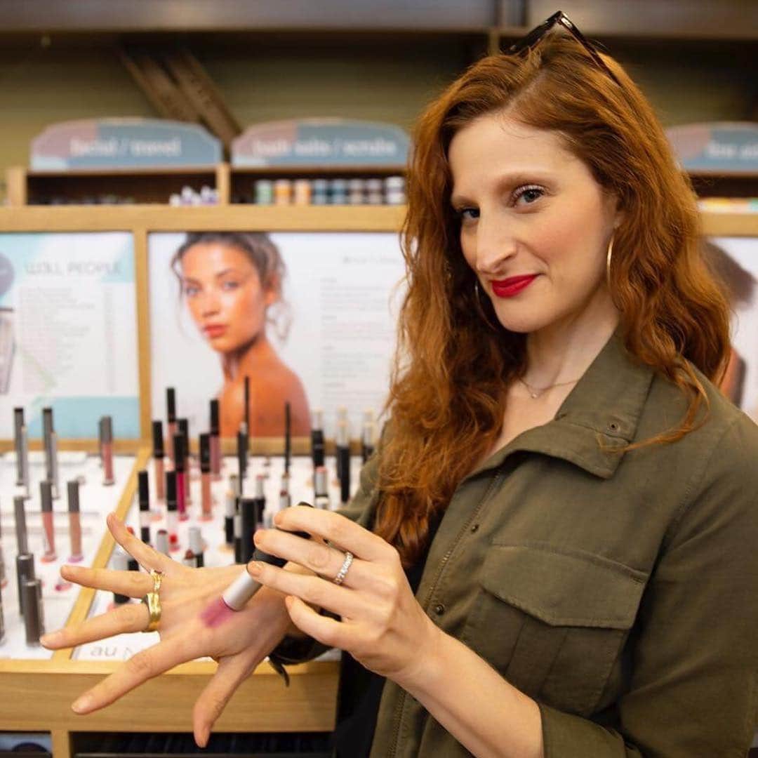 Whole Foods Marketさんのインスタグラム写真 - (Whole Foods MarketInstagram)「We’re getting ready for Beauty Week (3/27 - 4/2) with celebrity #makeup artist and #cleanbeauty expert @kateydenno. 💋 Head over to our Instagram Story to ask her your makeup and beauty questions then check back tomorrow to hear her answers! In the meantime, swipe 👉 to get a preview of her faves then click the #linkinbio to learn more about this year’s #cleanbeauty must-haves. #CleanBeauty #MakesMeWhole #Sponsored . . . I’ve been into clean makeup and skincare since long before it started #trending. Back in my early days as a makeup artist you, could find me in the beauty section of @WholeFoods, excitedly testing out every face lotion, body oil, @drhauschkausa product (they were one of the few lines to offer lots of high-quality makeup at the time), hair creams...the list goes on and on.  So many of the products I discovered a decade ago on the shelves of my local NYC #WholeFoodsMarket have remained my go-to’s for my own use, and in my makeup kit I use on my clients because everything they sell lives up to their strict body care standards—they’ve eliminated sulfates, parabens, formaldehydes, animal testing, and 100+ other ingredients. Now that it’s finally just about spring, Whole Foods Market is making “cleaning up” your beauty routine even easier with their huge BEAUTY WEEK SALE! Between 3/27-4/2, receive 25% off all beauty. Click the link in my bio for more details and check out my stories for what I’ll be stocking up on! #Sponsored #CleanBeauty #MakesMeWhole」3月21日 7時04分 - wholefoods