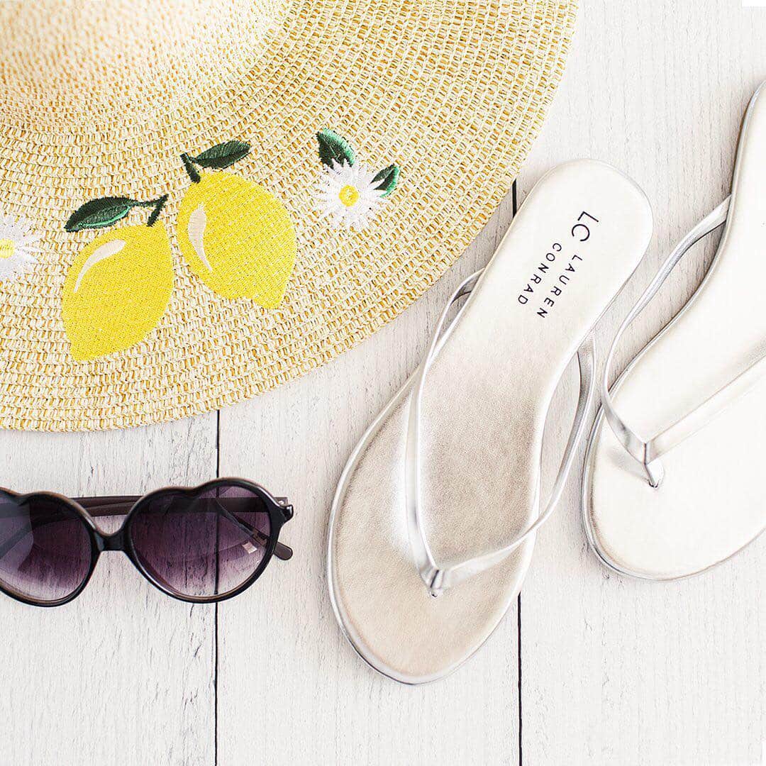 ロック&リパブリックのインスタグラム：「Just squeezin’ into your feed with some fresh finds. Tap to shop the @lclaurenconrad hat and shoes. Find the SO glasses in #Kohls stores. #lclaurenconrad」