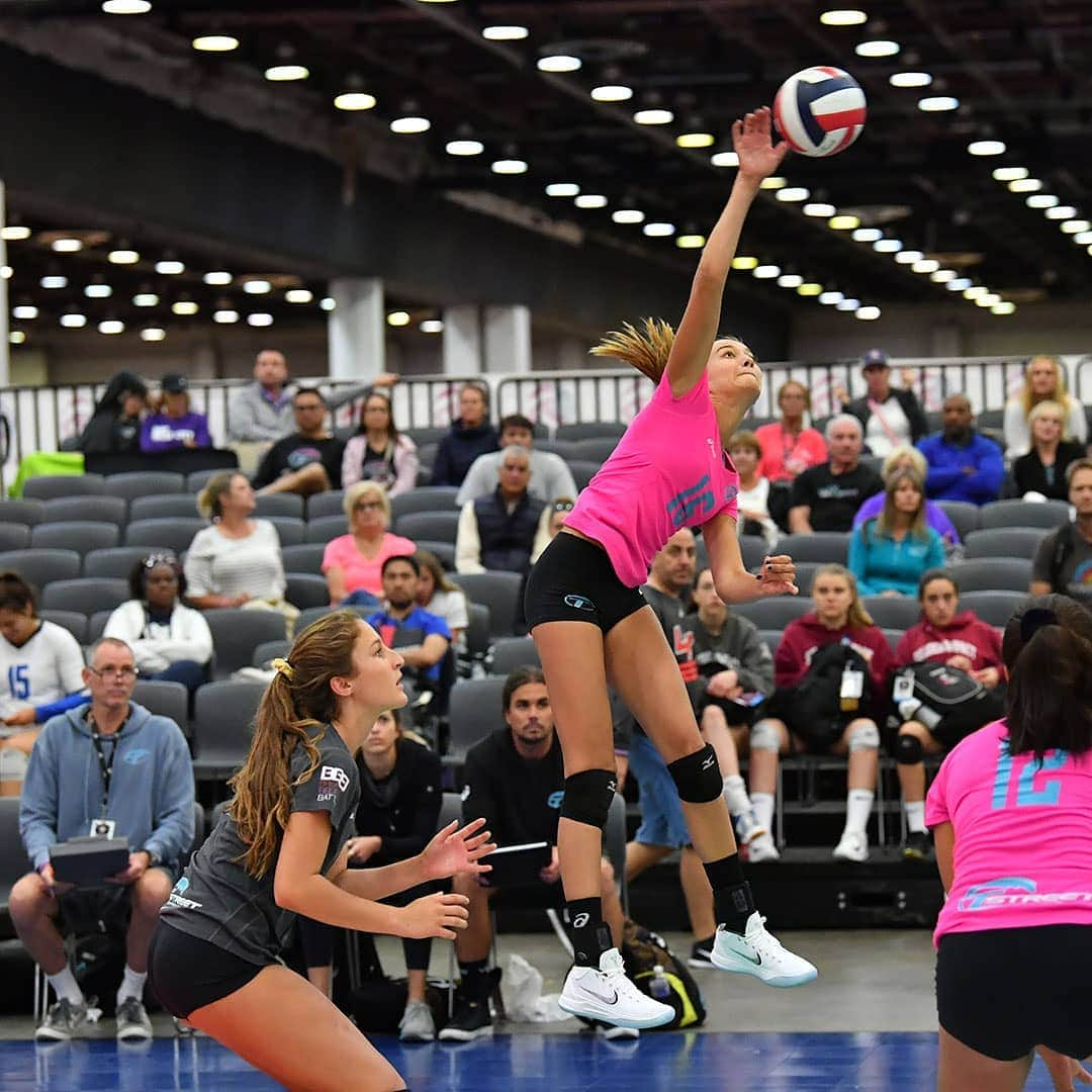 USA Volleyballさんのインスタグラム写真 - (USA VolleyballInstagram)「On Wednesdays, we get kills in pink.💗 --- #gjnc #pink」3月21日 7時12分 - usavolleyball