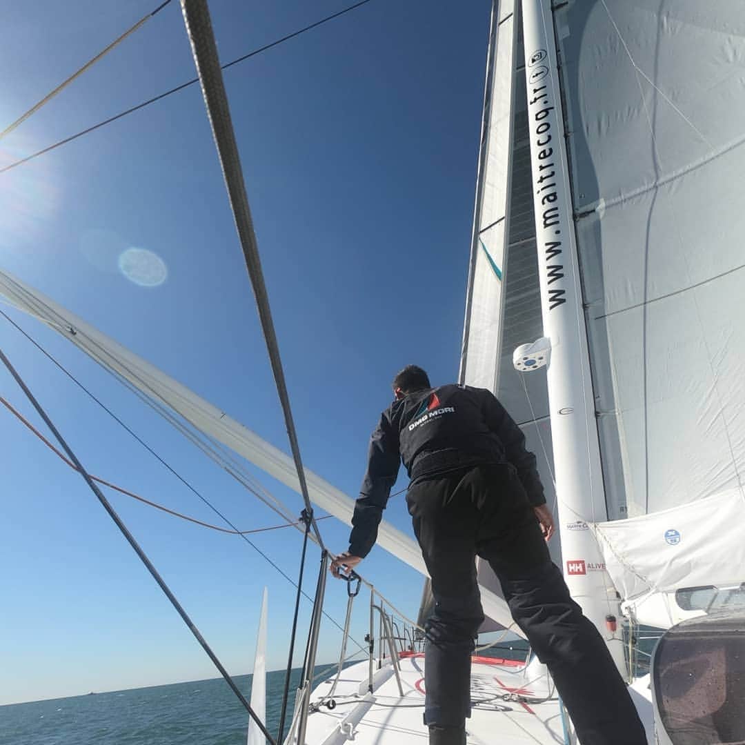 白石康次郎さんのインスタグラム写真 - (白石康次郎Instagram)「🇯🇵ポルトガル・カスカイスでのトレーニングが続いてます。本日はデイセイリングでしたが、今週末にロングをする予定ですので、それに向けての最終調整。 波の無い海面で24ノットでフォイリンク！パワフルな船です！ 🇬🇧 Training continues in Cascais.  We had a nice day sailing today in strong wind condition. Nice foiling at 24 knt. Getting ready for the weekend long sailing we are planning.  #dmgmori #dmgmoriseiki #sailingteamdmgmori  #imoca #imoca60 #vg2020 #vendeeglobe #kojiroshiraishi」3月21日 7時15分 - kojiro.shiraishi