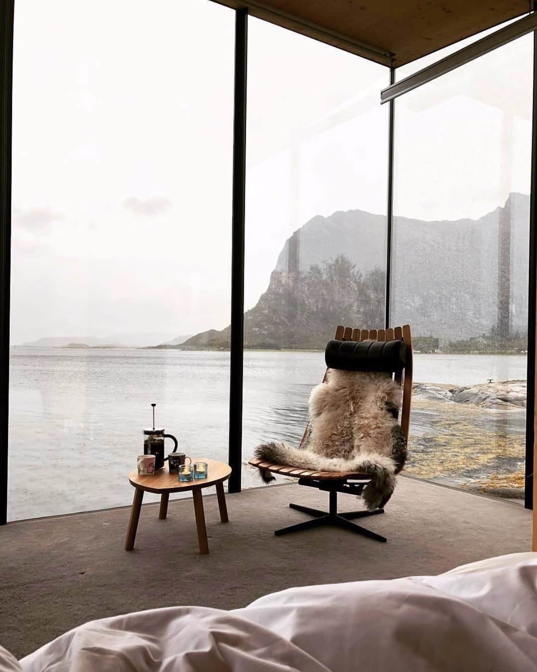 のインスタグラム：「Celebrating the first day of Spring with one last look at moody views. . . Via @cntraveler #velvetla #travelinstyle」