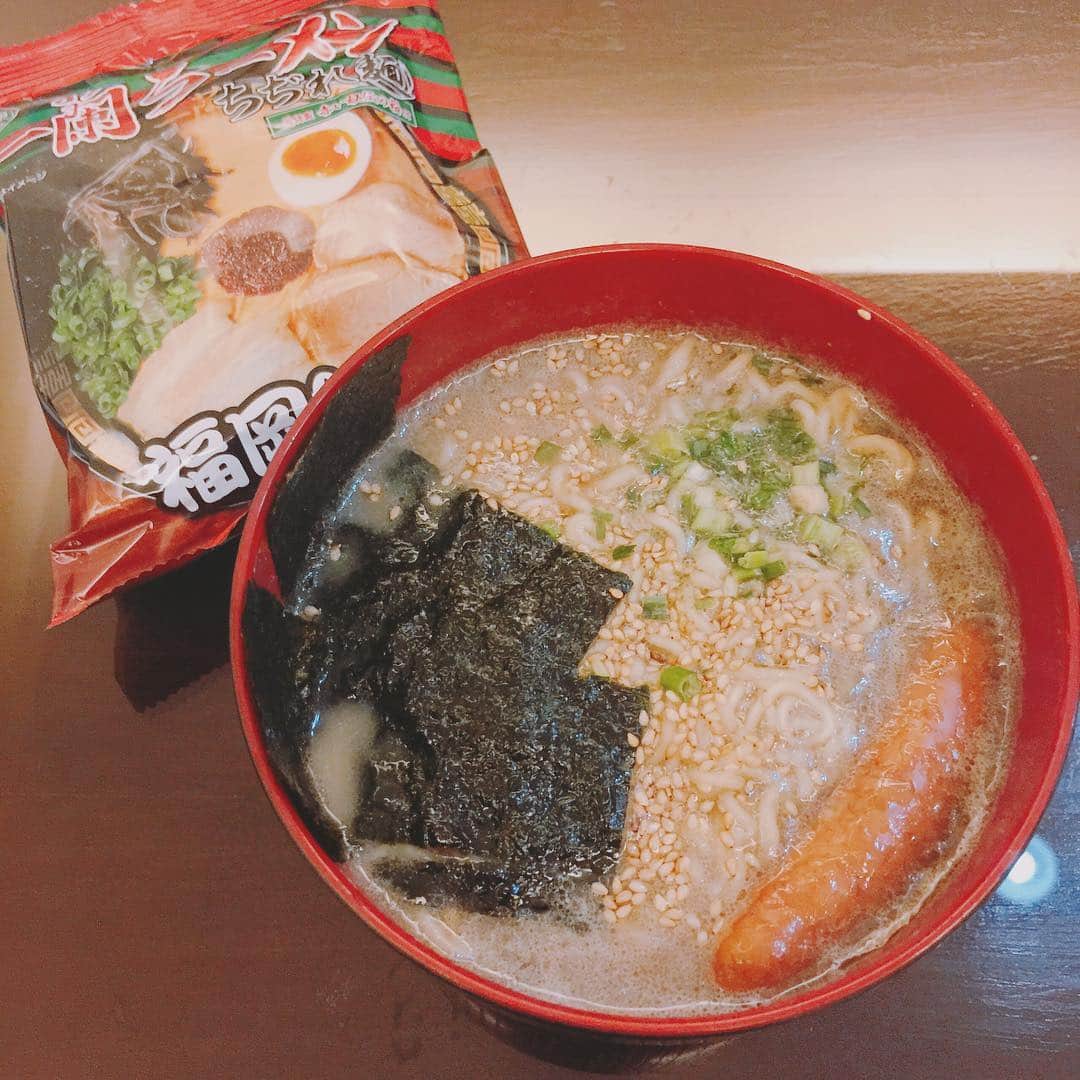 のインスタグラム：「次の訪日で、 紅生姜と木耳を買って帰ろうと思います。  福岡生まれのオットといるようになって 頻繁にインスタント乾麺を食べるようになってしまった🍜 ラーメン屋さんでさえ、年に数回足らずだったのに なんならセブではよく食べてる！w 不思議〜。 ちなみにこの一蘭のラーメンは、 全然再現されてなかった。 むしろ恋しくなった一蘭。  わたしは今までで、 美味しくて涙を流した料理が２つあって、 それが、 一蘭のラーメンと、 ウルフギャングのステーキ🥩w  #セブ#cebu#セブ島#ラーメン#語学留学」