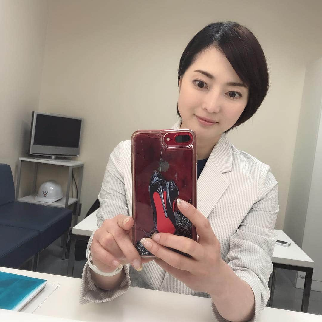 八木沼純子さんのインスタグラム写真 - (八木沼純子Instagram)「今日はフジテレビ「プライムニュースイブニング」の出演でした。 皆様お世話になりました😌✨ ・ 今日の衣装🧥👚👠。。。 ジャケット ensuite  サマーニット ASPESI ・ ・ #ensuiteofficial #aspesi #今日の衣装 #プライムニュースイブニング  #ニュースといえばジャケット #明日の金曜日はジャケットじゃなくても？ #世界選手権今夜は男子ショート #熱い戦いは続いていきますね #今夜は早めに寝よう  #明日は朝早くから #こちらにお邪魔しましたシリーズ写真  #figureskating #worldchampionship #mensfigureskating #shortprogram #princeiceworldambassador」3月21日 18時28分 - junko_yaginuma