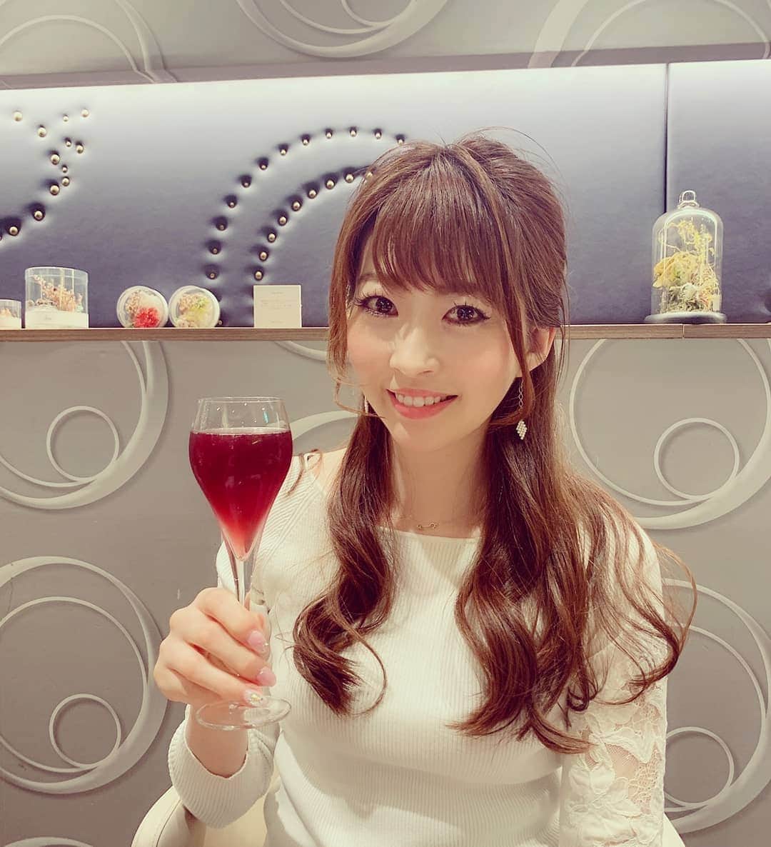 三浦真理子さんのインスタグラム写真 - (三浦真理子Instagram)「. こんにちは～☀ . ドライブからの六本木ヒルズにてlunch😍 . お昼から飲んでましたww😋 . 赤ぶどう＋スパークリング🥂 よくベリーニ🍑飲んでるからたまには違うものを💡 . あっ、久々にハーフアップにしてみたの🎵 . 今日は風がかなり強いね～🍃 飛ばされないように気をつけてくださいw . . #ドライブ #drive #祝日 #気分転換 #六本木ヒルズ #lunch #ランチ #六本木ランチ #激辛アラビアータ #🥂 #シャンパン #champagne #swipe ⏩#pleasefollowme #instagood #パスタ #pasta #italian #イタリアン #ハーフアップ #髪型 #グルメ #ダルマット #スワイプしてね #hillsdalmatto #グルメ女子#roppongi #roppongihills #たべすたぐらむ」3月21日 16時55分 - marigram.22