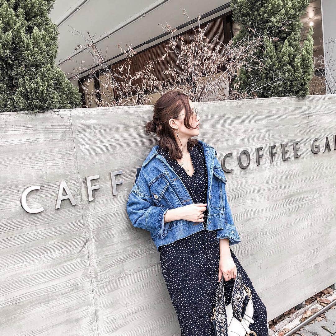 Lilian莉安さんのインスタグラム写真 - (Lilian莉安Instagram)「- 突然嘴饞想吃巷口路邊賣的甜甜圈、雙胞胎 那種剛炸好都超香～🤤 不過台中不知道要哪裡買 哈 OOTD 版型很美的牛仔外套，刷色也超好看，配上洋裝立馬有造型 洋裝/牛仔外套⋯ @tuday_official  #outfits #ootd #springlook #diorsaddlebag #whatiwore #tuday_official」3月21日 16時55分 - itslilian1002