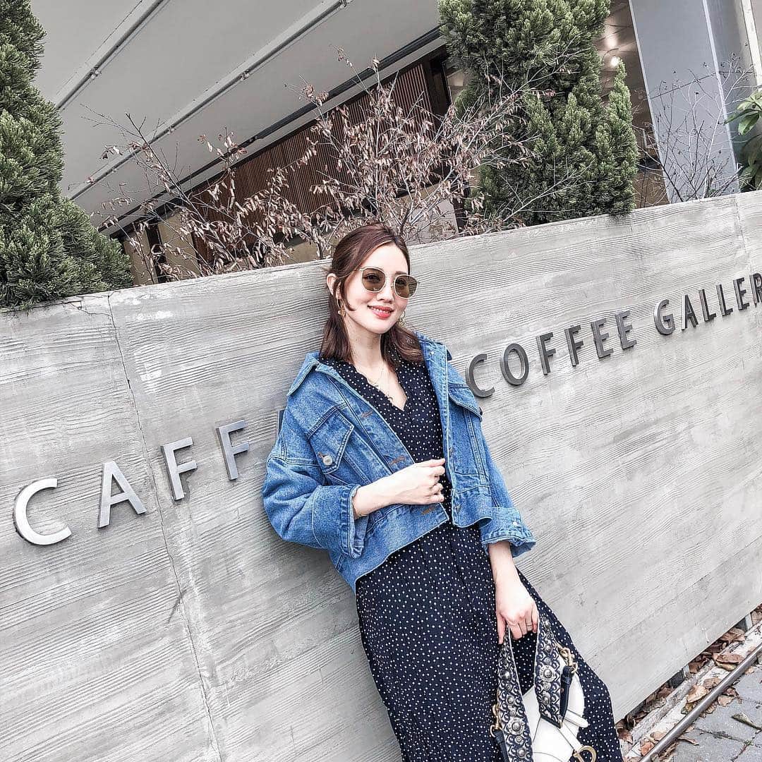 Lilian莉安さんのインスタグラム写真 - (Lilian莉安Instagram)「- 突然嘴饞想吃巷口路邊賣的甜甜圈、雙胞胎 那種剛炸好都超香～🤤 不過台中不知道要哪裡買 哈 OOTD 版型很美的牛仔外套，刷色也超好看，配上洋裝立馬有造型 洋裝/牛仔外套⋯ @tuday_official  #outfits #ootd #springlook #diorsaddlebag #whatiwore #tuday_official」3月21日 16時55分 - itslilian1002