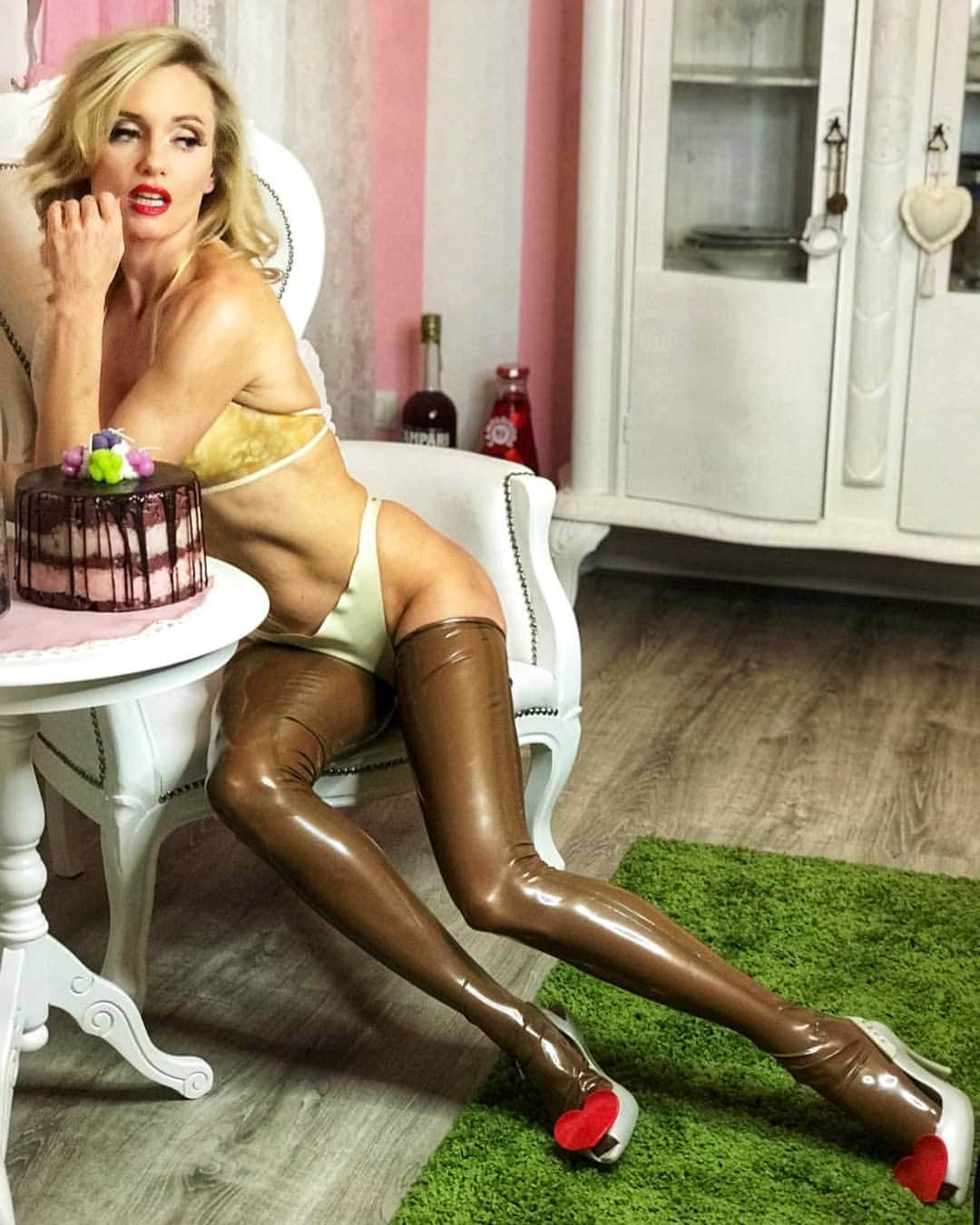 ジャスティン・マッテラさんのインスタグラム写真 - (ジャスティン・マッテラInstagram)「I'll have my cake and eat it too. 😋 Ph, MUA and Hair @uardarexhaphotographer #latex @deapagana  Heels @viviennewestwood #pinupstyle  #pinup #gambali #cyclist #bikeporn Location @lamiavitabiancaerosa」3月21日 16時57分 - justineelizabethmattera