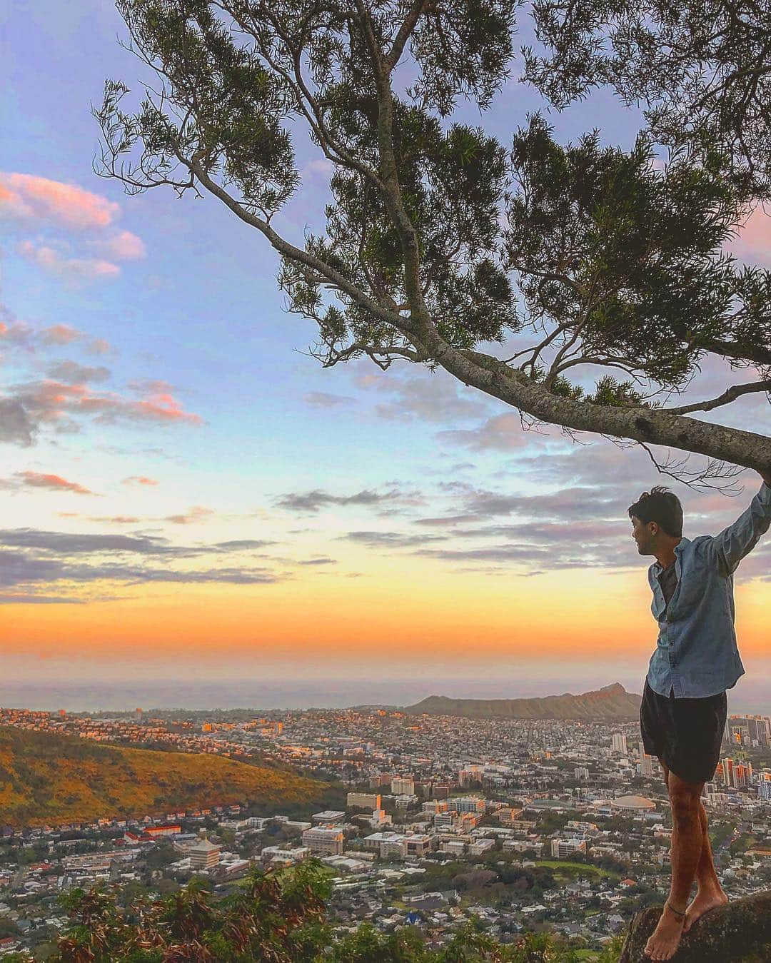 君島良夫のインスタグラム：「タンタラスの丘👌🏻夕日はいいね🌇  Watch more sunsets than Netflix. #Aloha #GoodvibesOnly」