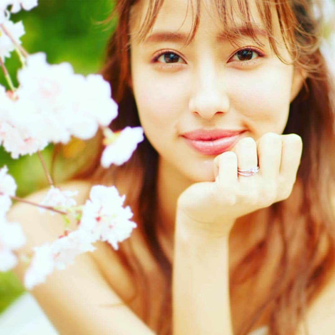 サマンサタバサさんのインスタグラム写真 - (サマンサタバサInstagram)「美人百花4月号、春にぴったりの婚約指輪、結婚指輪ご紹介いただいてます💍👰 そして、豪華すぎる！と話題のサマンサウェディング も💐🌸 . #repost  桜の開花宣言が続々と届いていますね🥰🌸 皆さん、美人百花4月号はゲットしていただけましたか？ 今回は、平成最後の結婚情報を盛り込んだ「美人百花wedding book」がついてきます🌸 特集の中で、Samantha tiaraの花嫁リングもたっぷりご紹介していますよ💕 撮影は、パラッツォドゥカーレ麻布の式場で行ないました⛪️桜の花嫁さんも素敵ですね👀✨ ドレスを可愛いく着こなしている千笑美ちゃんにも注目です🌷編集HW #美人百花#美人百花4月号 #美人百花weddingbook  #パラッツォドゥカーレ麻布 #samanthatiara  @primaca_JP　 @samantha.wedding_official　 #プリマカーラ #primaca  #samanthatiarabridal #サマンサティアラブライダル #samanthatiara #サマンサティアラ #結婚指輪 #婚約指輪 #花嫁 #プレ花嫁 #桜 #桜並木 #sakura #サマンサウェディング #💍」3月21日 17時02分 - samantha.thavasa.info