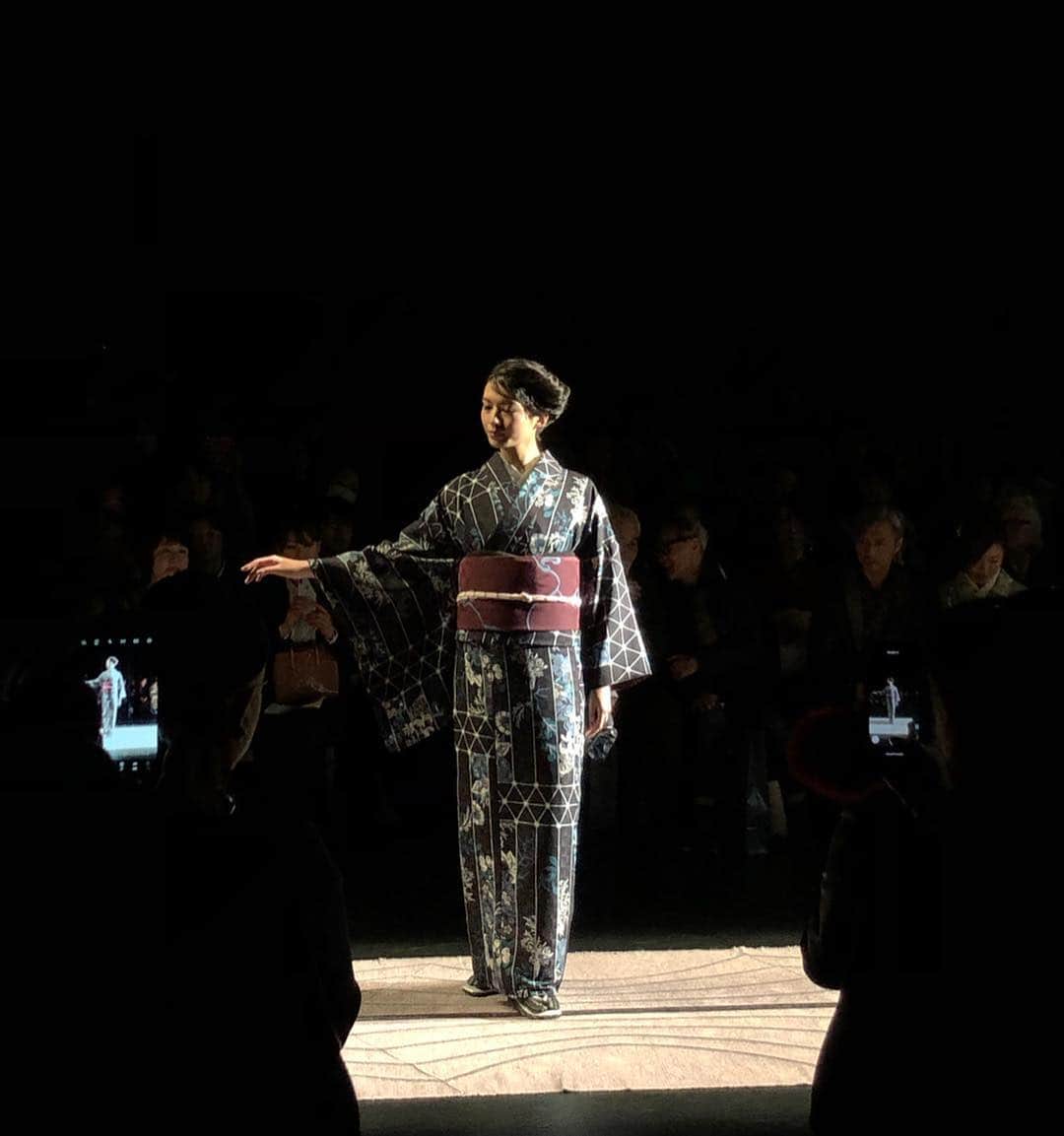 桐山マキさんのインスタグラム写真 - (桐山マキInstagram)「. . Amazon Fashion Week TOKYO . . JOTARO SAITO . . JOTAROさんのお着物 粋でステキ♡ . . ファッションウィークで お集まりの カメラ小僧さん達が 沢山お写真を撮ってくれていた時 凄〜ぃ良い風がふいた瞬間をおさめてくれた蒼い兄さんサンキューベリーマッチ😚 #fashion #amazonfasionweek  #tokyo #jotarosaito #kimono #love #fasionshow  #model #👘」3月21日 17時04分 - maki_kiriyama