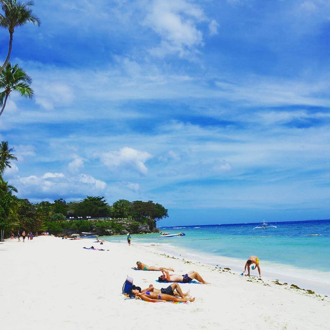 DJ DAIKI（若林大輝）さんのインスタグラム写真 - (DJ DAIKI（若林大輝）Instagram)「Sunny day🌞🌞🌞Bohol Island🇵🇭 . ボホール島のAlona Beachの目の前にある🏝️ Henann Resort Boholは大きいプールが3つ ビーチバーも超いい感じ👏✨ . ボホール島へはセブ島から フェリーで2時間で気軽にいけるので オススメの島です🙋 . さて今日から日本人が 続々セブ島に到着✈️ . 今週土曜日はセブ島で Electro Beach Festival 2019開催です！！ . 今週土曜日の詳細は6個前の 投稿を見てください👋✨ . 今回も各国から自分たちのフェスに 大集合していただけるので 本当に感謝です🙏✨ . 皆に楽しんでもらえるように 全力で頑張ります！！」3月21日 17時19分 - daiki.wakabayashi