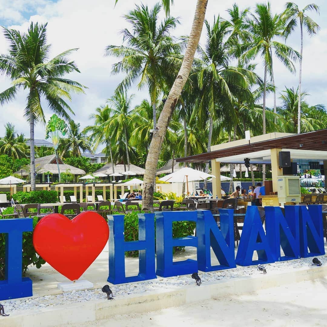 DJ DAIKI（若林大輝）さんのインスタグラム写真 - (DJ DAIKI（若林大輝）Instagram)「Sunny day🌞🌞🌞Bohol Island🇵🇭 . ボホール島のAlona Beachの目の前にある🏝️ Henann Resort Boholは大きいプールが3つ ビーチバーも超いい感じ👏✨ . ボホール島へはセブ島から フェリーで2時間で気軽にいけるので オススメの島です🙋 . さて今日から日本人が 続々セブ島に到着✈️ . 今週土曜日はセブ島で Electro Beach Festival 2019開催です！！ . 今週土曜日の詳細は6個前の 投稿を見てください👋✨ . 今回も各国から自分たちのフェスに 大集合していただけるので 本当に感謝です🙏✨ . 皆に楽しんでもらえるように 全力で頑張ります！！」3月21日 17時19分 - daiki.wakabayashi