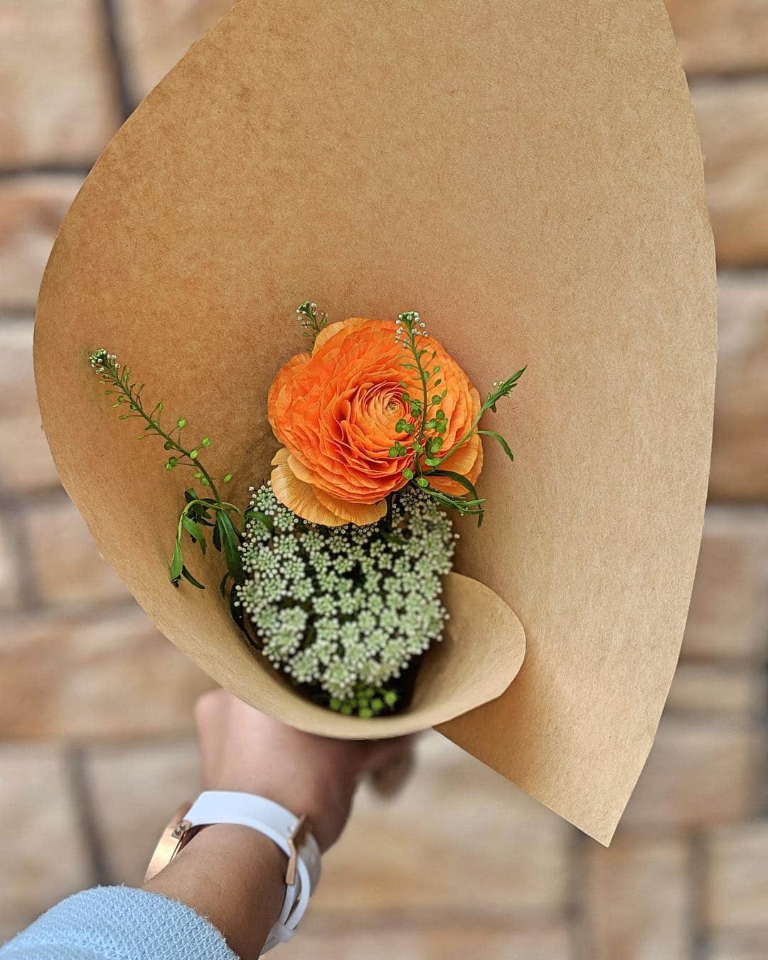 長嶺菜菜子のインスタグラム：「ポカポカ陽気﻿ ﻿ ﻿ 春の花﻿ ﻿ オレンジの﻿ ﻿ ラナンキュラス買った(♡︎ˊ艸ˋ♡︎)﻿ ﻿ ﻿ ﻿ 花屋さんの前で﻿ ﻿ ラナンキュラスがすんごく綺麗に咲いてて﻿ ﻿ 引き寄せられた♡﻿ ﻿ ﻿ ﻿ #花 #ラナンキュラス #一輪で鮮やかに存在感示す #鮮やかな花が好き #オレンジの花 #オレンジのラナンキュラス #お花を買ってテンションあがった #八重歯 #でこっぱち」