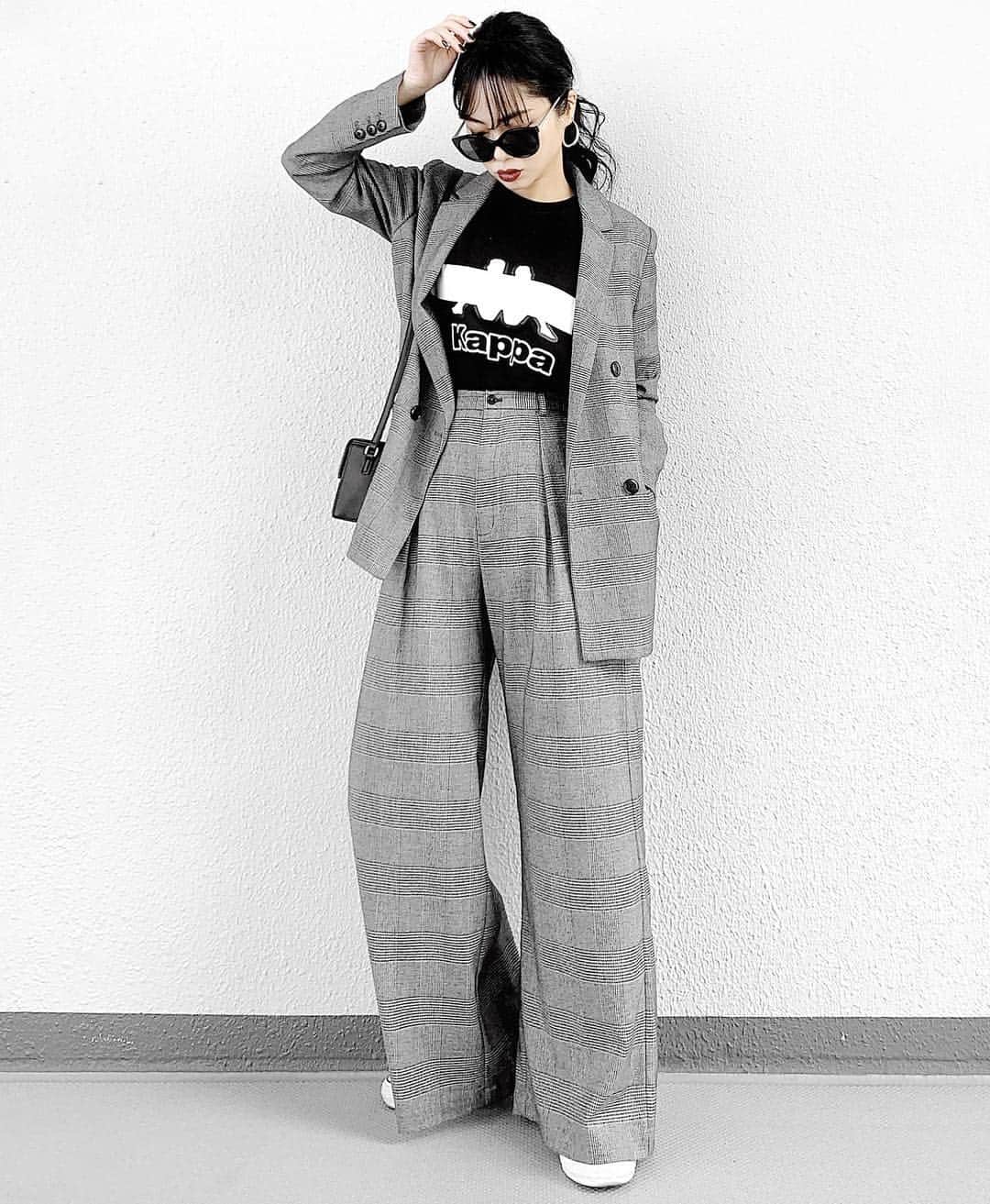 lve_xxxxのインスタグラム：「.﻿﻿ .﻿﻿ お仕事でJK着なくちゃならんで﻿﻿ かっちりと見せかけての…﻿ ﻿ 大人カジュアル🏁 的な？←﻿ ﻿﻿ @emoda_official ﻿﻿ @kappa_official ﻿﻿ ﻿﻿ 【EMODA×KAPPA】コラボの﻿﻿ チェックラインマークTシャツ ﻿﻿ ﻿﻿ インナーに着てみました☺︎﻿﻿ ※ヒートテック仕込んでます♨️﻿﻿ ﻿﻿ セットアップは 昔の @gu_global ﻿﻿ これ、ブラウンも買っとけば良かった﻿﻿ ﻿﻿ 近年一番後悔してること😇合掌﻿﻿ ﻿﻿ －－－－－－－－－－－－－－－－－－﻿﻿﻿﻿﻿﻿﻿﻿﻿﻿﻿﻿﻿﻿﻿﻿﻿﻿﻿﻿ ﻿﻿﻿﻿﻿﻿﻿﻿﻿﻿﻿﻿﻿﻿﻿﻿﻿﻿﻿﻿ item詳細(ブランド・サイズ等)に﻿﻿﻿﻿ 関しましては﻿﻿﻿﻿﻿﻿﻿﻿﻿﻿﻿【WEAR】を﻿﻿﻿﻿ ご参照くださいませ🙇‍♀️♡﻿﻿﻿﻿﻿﻿﻿﻿﻿﻿﻿﻿﻿﻿﻿ ﻿﻿﻿﻿ プロフのURLより飛んで頂けます✈︎﻿﻿﻿﻿﻿﻿﻿﻿﻿﻿﻿﻿﻿﻿﻿﻿﻿﻿ ﻿﻿﻿﻿ －－－－－－－－－－－－－－－－－－﻿﻿﻿﻿ ﻿﻿﻿」