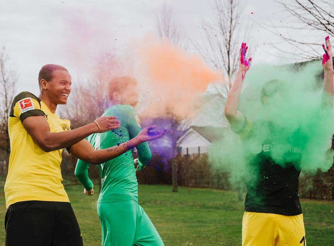 ボルシア・ドルトムントさんのインスタグラム写真 - (ボルシア・ドルトムントInstagram)「✨💥🎉 HAPPY HOLI FESTIVAL! 🎉💥✨ #holi #bvb #borussiadortmund #fun ##celebrate #💛 #🎨」3月21日 17時23分 - bvb09