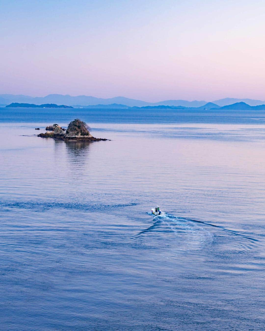 詩歩さんのインスタグラム写真 - (詩歩Instagram)「⛵﻿ ﻿ 海沿いの街で育ったので、やっぱり水辺が近いと落ち着くなあ。﻿ ﻿ 広島・呉市は瀬戸内海に面した街。﻿ ﻿ 瀬戸内海に浮かぶ島々を結ぶ大きな橋を総称して #とびしま海道 と呼ばれています。﻿ ﻿ 四国と本州を結ぶしまなみ海道と同じくサイクリングも楽しめますよ〜🚲﻿ ﻿ この旅の最中も、同じサイクリングの方々と、﻿ 御手洗地区で会って→ジャングルジムでまた会って→大和ミュージアムでもまたまた会う﻿ という、なんとも巡り合わせな旅でした😂﻿ ﻿ 橋もそれぞれ個性があるから、見ても楽しい、撮っても楽しい📷﻿ 橋フェチな方はぜひ調べてみてくださいね😎﻿ ﻿ ﻿ ﻿ ☀️西日本豪雨で被災した「呉市」を盛り上げる企画で訪れました！﻿ みなさんの投稿もお待ちしています📸﻿ #フォトジェニックレ  #雨あがってます﻿ ﻿ 1泊2日で訪れた場所はハイライト「🇯🇵Hiroshima」でご覧ください。﻿ ﻿ ﻿ ﻿ 📍とびしま海道／広島県　呉市﻿ 📍Tobishima Bridges／Hiroshima Japan﻿ ﻿ ﻿ ©︎Shiho/詩歩﻿」3月21日 17時25分 - shiho_zekkei