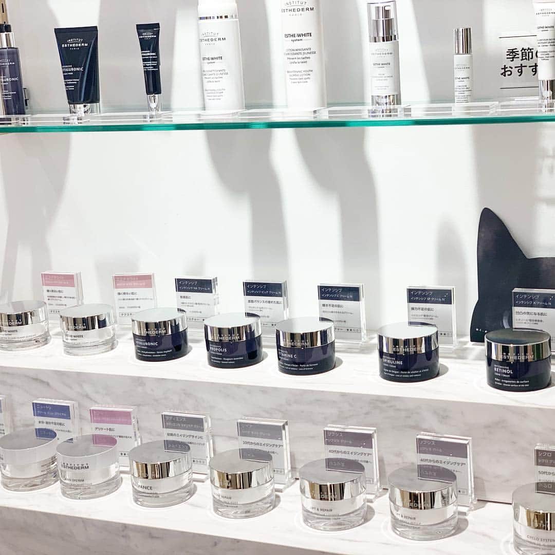 宮内ひかるさんのインスタグラム写真 - (宮内ひかるInstagram)「@esthederm_japan  が名古屋に初上陸✨ メイクアップショー見てきた 生体内の細胞の水を再現して作られた化粧水！！ 紫外線や外的刺激からお肌を守ってくれるミスト化粧水も気になる❤️ ． #エステダム #オスモクリーン #美容 #スキンケア #美肌 #化粧水 #ミスト化粧水 #uvカット #Kikiyokocho」3月21日 17時32分 - hii1102