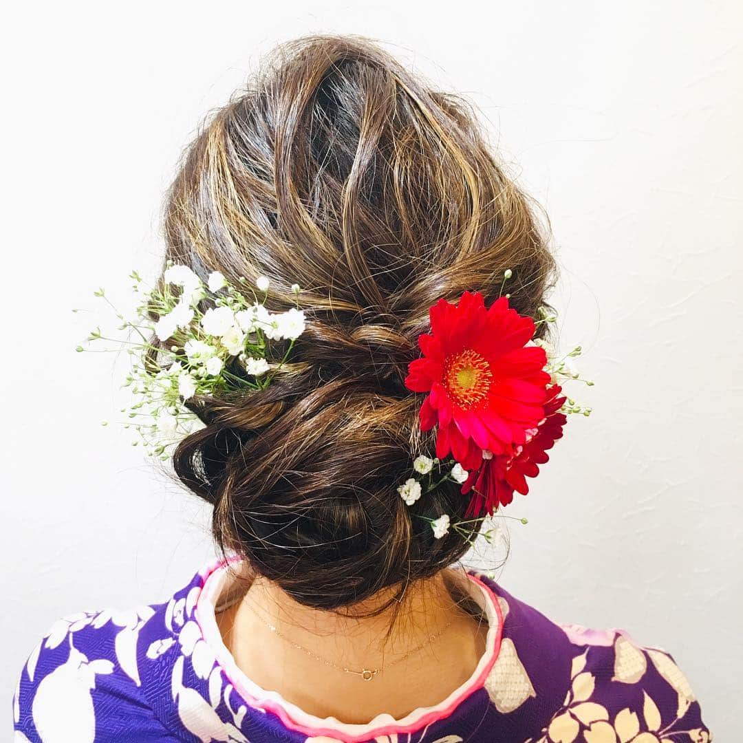 岡本麻佑のインスタグラム：「. 卒業式のヘアスタイル❤️生花を付けてもらいたくて…🤤💐💓派手好きやから色々増やしたくなったけどこれが1番しっくりきたのでシンプルに😌🌟」