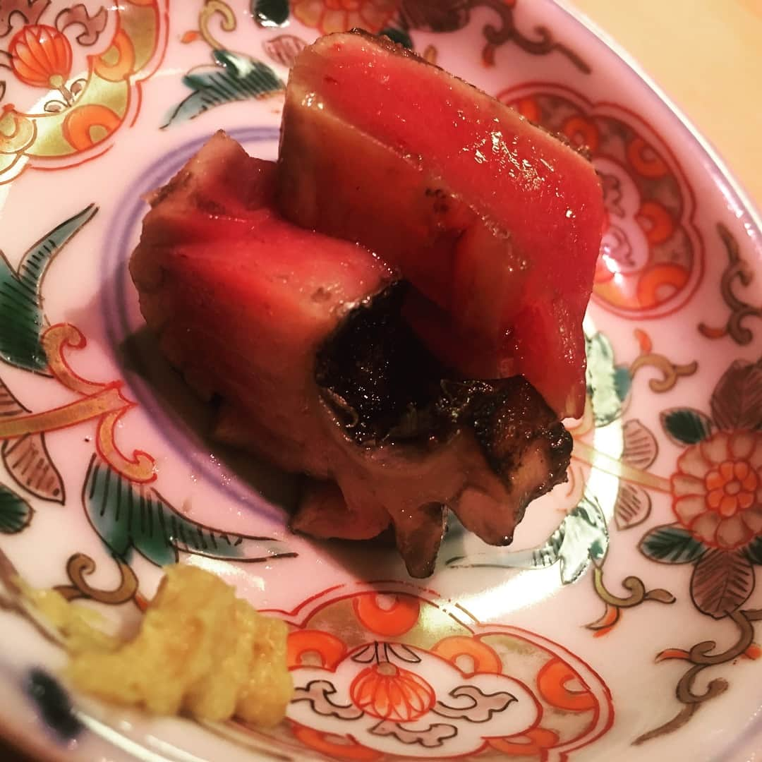 宮田麺児さんのインスタグラム写真 - (宮田麺児Instagram)「能ある鷹は爪を隠す いや 能ある寿司は拘りを隠す。  美しい味 美しい大将のあじと書いて 美味しい。ほどよく アットホームな空間に 大将の寿司に対する情熱の素晴らしさ。それを感じ取らせないように寿司の敷居を下げるが 味はあげる。気がつけばそこは寿司エベレストの頂上。 こちらが寿司の事を知れば知るほど店の凄さがわかる。 カウンター内での女性スタッフとの仕事ぶりにも感動。  目に見える全て 口に入れる全てに 感動。  最高の寿司。 #寿司 #美味 #寿司まつもと」3月21日 17時34分 - miyatamenji