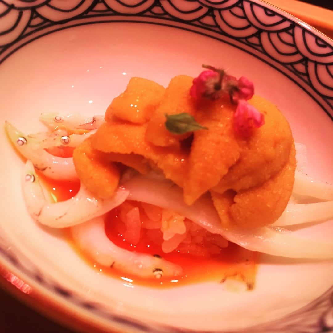 宮田麺児のインスタグラム：「能ある鷹は爪を隠す いや 能ある寿司は拘りを隠す。  美しい味 美しい大将のあじと書いて 美味しい。ほどよく アットホームな空間に 大将の寿司に対する情熱の素晴らしさ。それを感じ取らせないように寿司の敷居を下げるが 味はあげる。気がつけばそこは寿司エベレストの頂上。 こちらが寿司の事を知れば知るほど店の凄さがわかる。 カウンター内での女性スタッフとの仕事ぶりにも感動。  目に見える全て 口に入れる全てに 感動。  最高の寿司。 #寿司 #美味 #寿司まつもと」