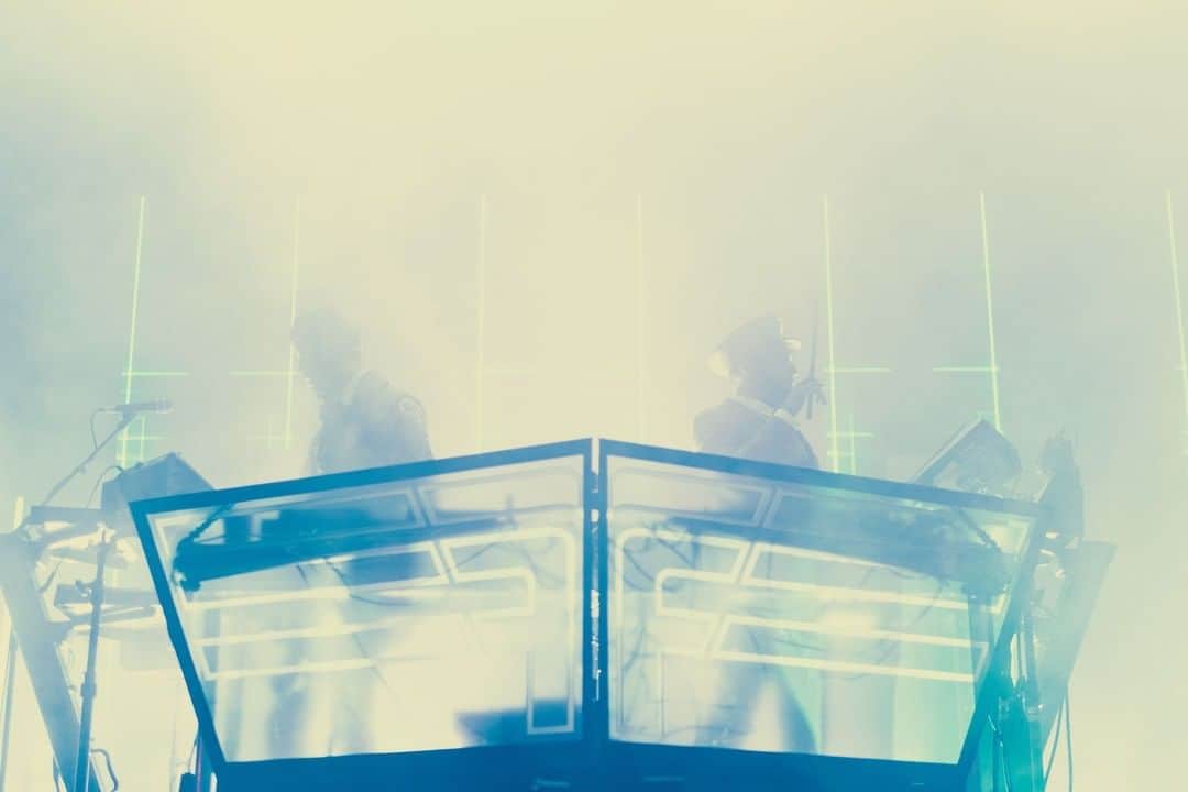 Flight Facilitiesのインスタグラム：「The haze of shows in 2018 🎞️@charliehardy」
