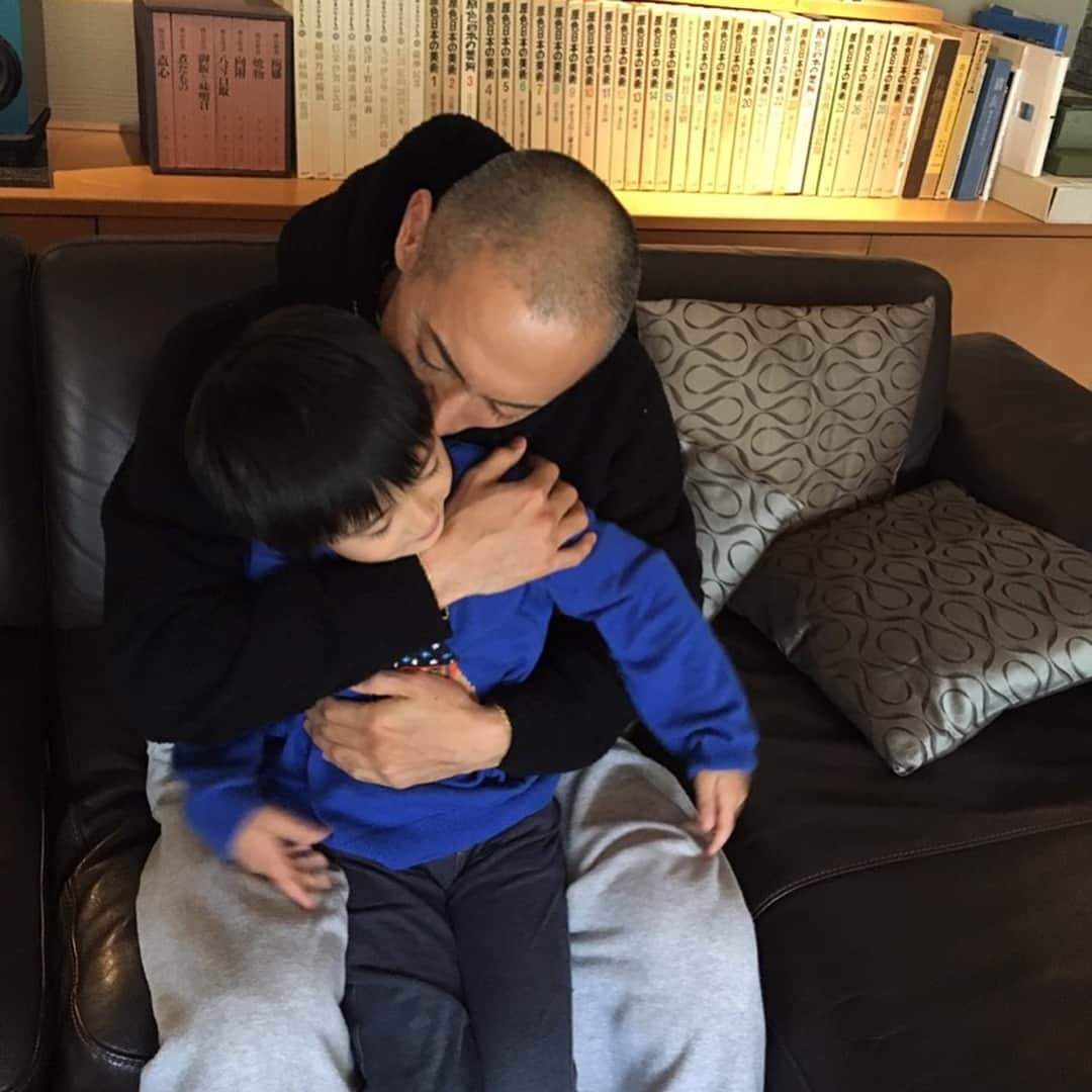 市川海老蔵 （11代目）さんのインスタグラム写真 - (市川海老蔵 （11代目）Instagram)「* He comes to cuddle when I try to read.  本読んでると 絡みにきます😆笑笑  #市川海老蔵 #海老蔵 #成田屋 #歌舞伎 #六本木歌舞伎 #羅生門 #ABKAI #ABMORI #ebizoichikawa #ebizo #kabuki #thunderparty #theater #theaterarts #actor #japan #classic」3月21日 17時46分 - ebizoichikawa.ebizoichikawa