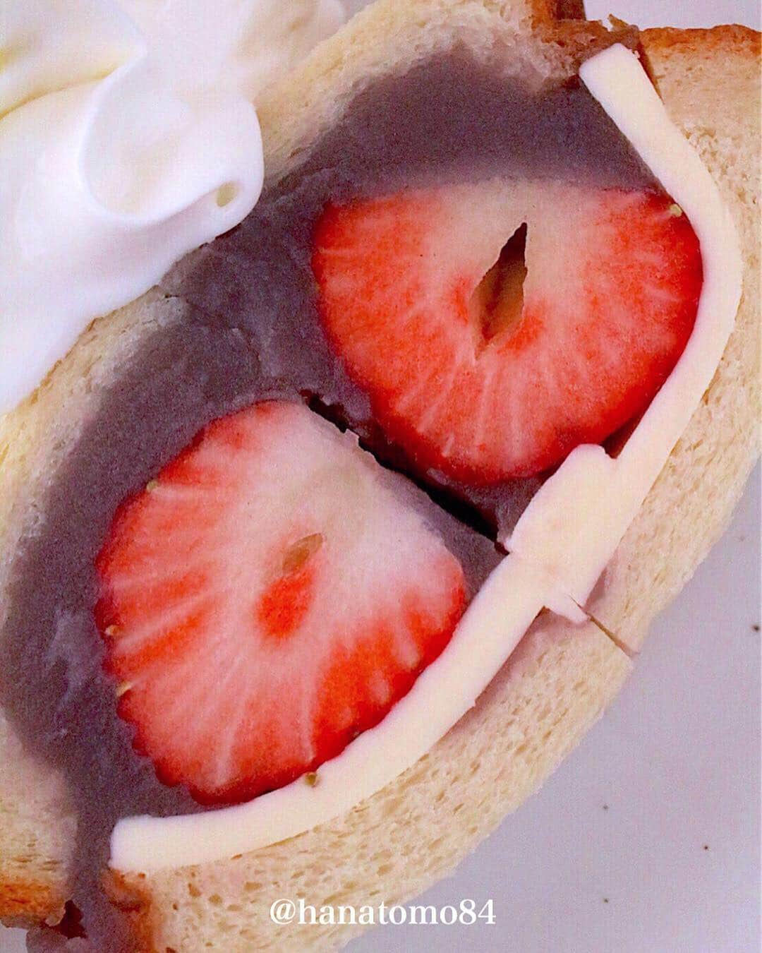 はなともさんのインスタグラム写真 - (はなともInstagram)「. . . 恵比寿にある「俺のBakery&Cafe」では 旬のイチゴと吟醸こしあんを合わせた その名も「苺と吟醸こしあんのサンド」(980円)が 食べられるぞ！ . なめらかで上品な甘さのこしあんと 苺の甘酸っぱさが相性◎！ . 一口頬張ると まるでいちご大福を食べているかのような味わいに！ . こちらのサンドは期間限定&1日数量限定ですよー！ . . ———————————————— . [住所] 東京都渋谷区恵比寿4-20-6  恵比寿ガーデンプレイス 時計広場 ‪[営業時間]  9:00〜21:00(2019年4月〜)‬ ‪[電話番号]  03-6277-0457‬ ‪[席数]  81席(テラス席あり)‬ ‪[定休日]  不定休‬ ‪(恵比寿ガーデンプレイスに準ずる)‬ . . JR埼京線 山手線 恵比寿駅 徒歩5分 東京メトロ日比谷線 恵比寿駅 徒歩7〜8分 . ———————————————— . #カフェ巡り#東京カフェ#東京グルメ#東京スイーツ#スイーツ 巡り#カフェスタグラム#俺のベーカリー#俺のベーカリーカフェ#イチゴサンド#恵比寿カフェ#恵比寿ガーデンプレイス#恵比寿スイーツ #はなとも恵比寿」3月21日 17時39分 - hanatomo84