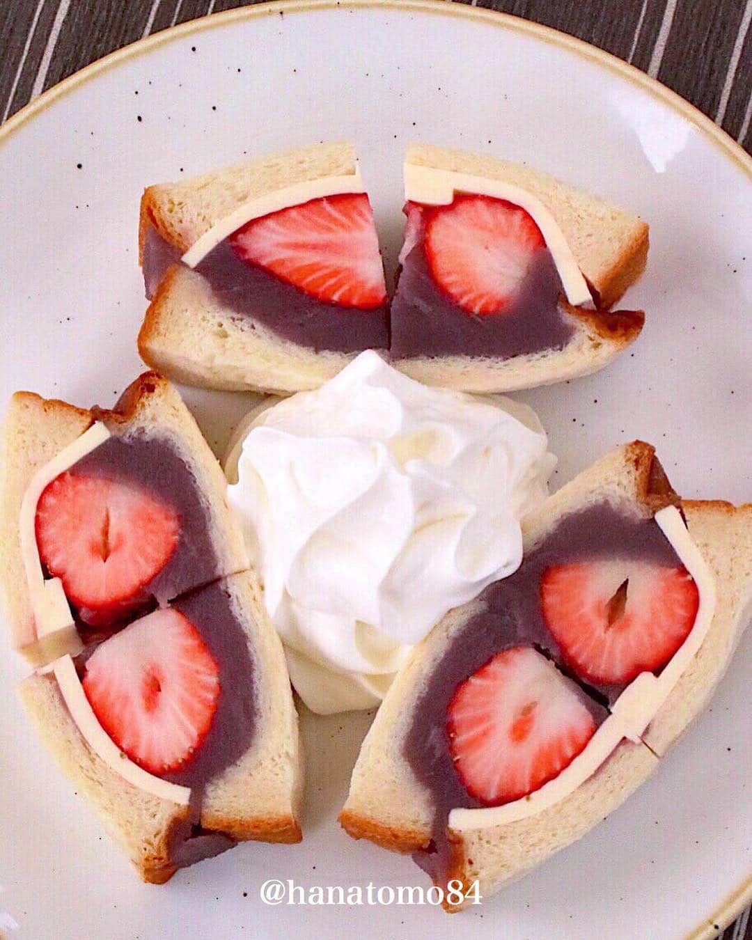 のインスタグラム：「. . . 恵比寿にある「俺のBakery&Cafe」では 旬のイチゴと吟醸こしあんを合わせた その名も「苺と吟醸こしあんのサンド」(980円)が 食べられるぞ！ . なめらかで上品な甘さのこしあんと 苺の甘酸っぱさが相性◎！ . 一口頬張ると まるでいちご大福を食べているかのような味わいに！ . こちらのサンドは期間限定&1日数量限定ですよー！ . . ———————————————— . [住所] 東京都渋谷区恵比寿4-20-6  恵比寿ガーデンプレイス 時計広場 ‪[営業時間]  9:00〜21:00(2019年4月〜)‬ ‪[電話番号]  03-6277-0457‬ ‪[席数]  81席(テラス席あり)‬ ‪[定休日]  不定休‬ ‪(恵比寿ガーデンプレイスに準ずる)‬ . . JR埼京線 山手線 恵比寿駅 徒歩5分 東京メトロ日比谷線 恵比寿駅 徒歩7〜8分 . ———————————————— . #カフェ巡り#東京カフェ#東京グルメ#東京スイーツ#スイーツ 巡り#カフェスタグラム#俺のベーカリー#俺のベーカリーカフェ#イチゴサンド#恵比寿カフェ#恵比寿ガーデンプレイス#恵比寿スイーツ #はなとも恵比寿」