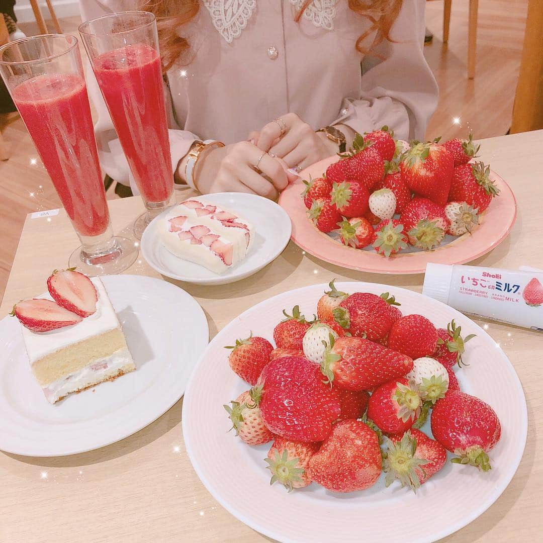 さきぼんさんのインスタグラム写真 - (さきぼんInstagram)「果実園リーベル新宿店のいちご食べ放題🍓 毎年来てます♡ ￥4800 . . . #新宿 #スイーツ#フルーツ#果物#ケーキ#クレープ#フルーツパフェ#パフェ#いちごサンド #デザート#カフェ#フルーツパーラー#スイーツ部#果実園 #果実園リーベル #新宿 #いちご食べ放題 #いちご #strawberry #🍓 #cafe #カフェ巡り #新宿カフェ #東京カフェ #cute #pink #いちごサンド #さきぼんカフェ巡り #さきぼんいちご🍓」3月21日 17時41分 - sakibon69