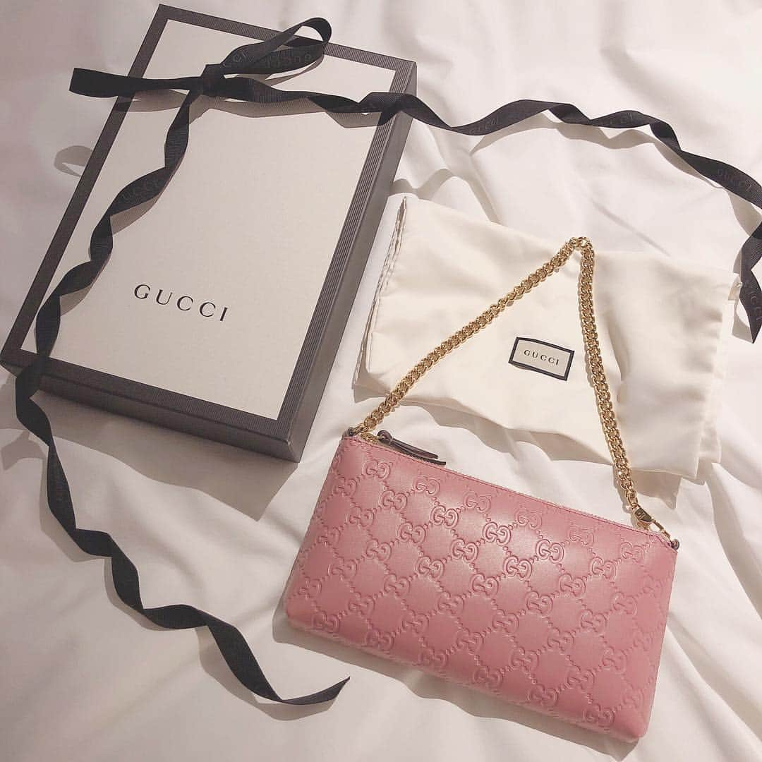 飯坂采子さんのインスタグラム写真 - (飯坂采子Instagram)「🎁 #present ⠀ ⠀ 💁‍♂️からのお誕生日プレゼントはGUCCIのバッグでした💞 最近は、小さいバッグばっかり使うから集めてて そのコレクションに仲間入りしたよ🐩💕 ピンクの色合いが本当に可愛くてゴールドチェーンが 上品でデイリーに使えて、ちょっとしたパーティーにも 使えるのが万能すぎるしコーデも選ばず使えそう🎶⠀ #あや_たび_ #あや_日記⠀  #theprinceparktowertokyo#travel#gucci#birthday #ザプリンスパークタワー東京#お誕生日#0316 #プレゼント#グッチ#グッチバッグ#Sサイズ#おちび #低身長#150cm#プチ旅行」3月21日 17時41分 - ayamini316