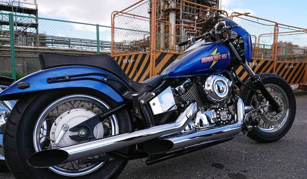 REIKAさんのインスタグラム写真 - (REIKAInstagram)「. 今日の主役の2台🏍️♥️ . こちらのかっこいいバイク2台は、いつもお世話になっております「UCC(ユニバーサルカスタムチョッパーズ) @ucc_aida 」様より提供して頂いています✨✨ . 青ラメの方はなんと「FUTURE BODY GYM @future_body_gym 」使用🏍️💪 色々な所にジムのロゴが入っています♥️ . ありがとうございます✨  #futurebodygym #fbg #フューチャーボディージム #UCC #universalcustomchoppers #ユニバーサルカスタムチョッパーズ #shooting #撮影 #model #バルクアップ中 #バイク #bike #工場 #工場地帯 #bikinicompetitor #bikini #fitnessmodel #フィットネスモデル #筋トレ女子 #筋トレ #トレーニング #筋肉女子 #フィットネス女子 #腹筋女子 #training」3月21日 17時42分 - reika_japan