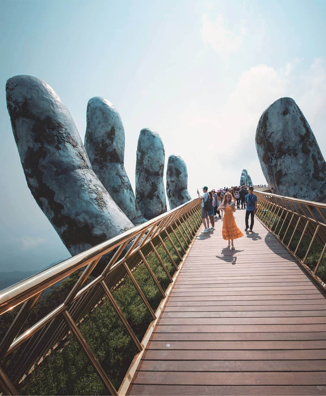 masayaさんのインスタグラム写真 - (masayaInstagram)「God Hands! "Golden Bridge"  Altitude 1487m Ba Na Hills Da Nang ベトナム ダナン  バーナーヒルズ ゴールデンブリッジ 朝８時に宿泊ホテルを出発が甘かった。到着した時にはすでに人でいっぱいで橋の上は大行列、天気良すぎだし、諦めかけた後半に偶然にもほんのわずかな間、人が途切れ、程よいポジションにワンピースの女の子がいてくれ写した、この時間帯の奇跡的な1枚。残念なのは、朝靄の中、好きなアングルで撮れなかったこと。またいつか戻って来たい。」3月21日 17時44分 - moonlightice