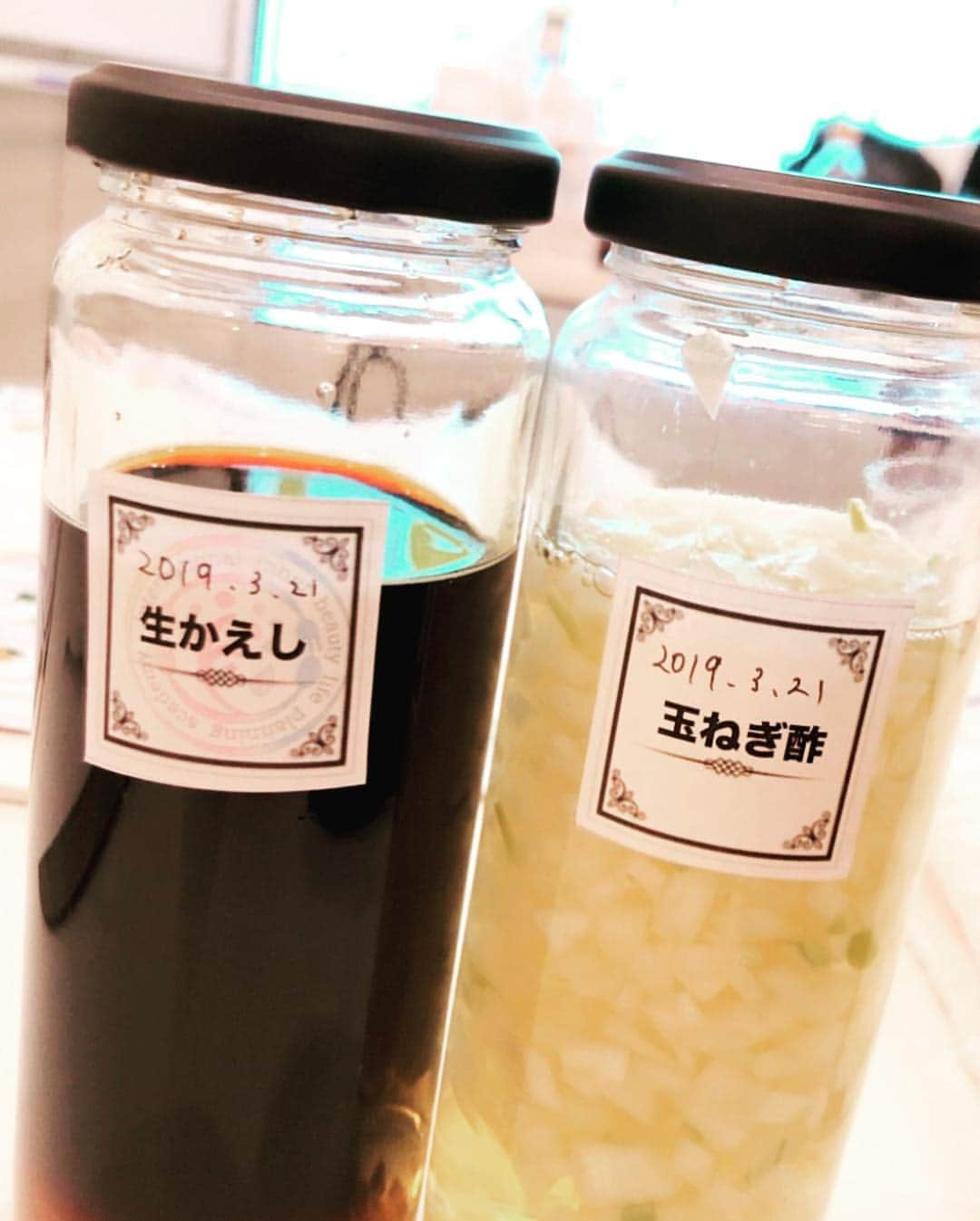 青木美香さんのインスタグラム写真 - (青木美香Instagram)「食品添加物について勉強してきました📖﻿ 無事合格💮﻿ ﻿ 毎日口にするものって本当に大切✨﻿ ﻿ 自炊してましたが、ドレッシングや出汁もちゃんと作ろうと思いました😊﻿ ﻿ 実験みたいに色々混ぜたら、、、コーラが簡単にできました！わぉ！﻿ ﻿ 食べるものから意識して、自分を大切にしようと思いました😍﻿ ﻿ #食品添加物#食べ物#手作り料理」3月21日 17時44分 - aokimikaa