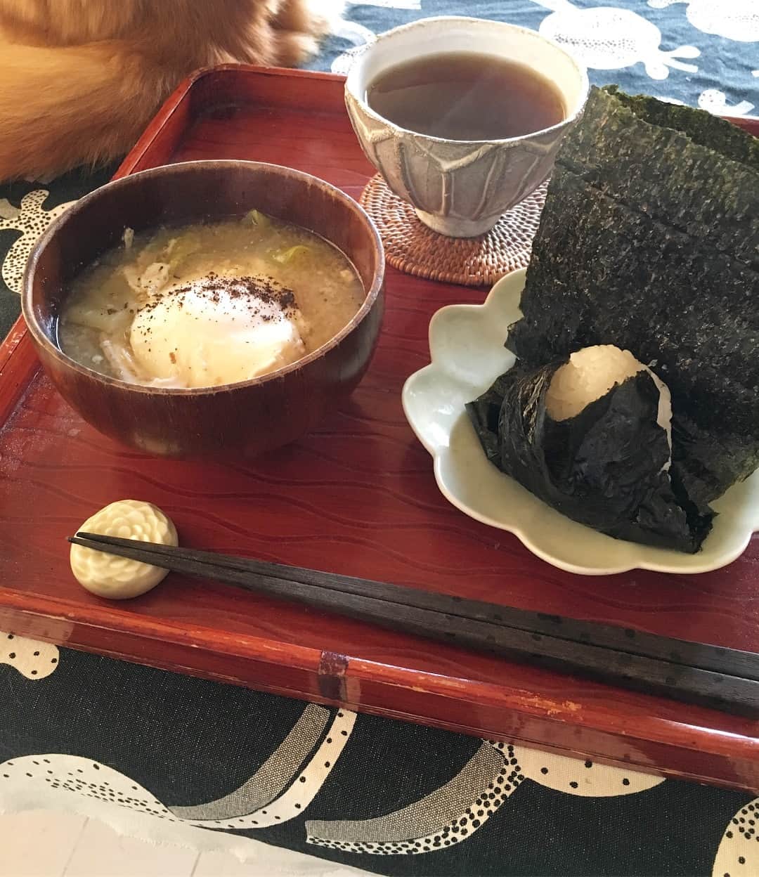 のインスタグラム：「さすがにおにぎりとお味噌汁チャージしたよね。私の身体は米で、血は味噌汁で出来てるの🍙✨ 絶賛超絶時差ボケをなすがままに放置していまして（だって、努力でどうにかなるもんではない😑）こんな時間にお昼を食べているわけなんですが、久しぶりにTVをつけてみると、国際ロマンス詐欺で1000万横領のニュースが流れた。  私のFBにも、これまでたくさんの『やたら肩書きのすごい軍関係のイケメン』から、気さくなラブメッセージが送られてきて、そのつど訝しがっていたのだけど、どうやらシャレにならない感じになってきたようだよ。  世界で長寿2位の日本。知り合いがホームレスになるほど貧困でもない。テロも（今のところ）戦争もない一見豊かな国の幸福度は58位。さもありなん。だって一番大切なところがごっそり軽視されているものね。夢を見たい欲望は、人間だもの必ずあるわ。恋だっていくつになってもしたいに決まってる。そうゆう当たり前の欲望に気づかないまま、エセロマンスにはまってしまう女性を笑ったりは出来ないはず。  少子化問題もしかり、これは非常に人間的な幸福を求める基本的な権利だと思うんですが、これまでよく働いて国に貢献してきた我々を、国家はもっとヒューマンな視点をもって労ってくれないと、ゆくゆく大変なことになっちゃうぞと思った次第。  ちなみに国際ロマンス詐欺をしているのは、アフリカの名もない若者たちが中心らしい。使っている写真や肩書きは、勝手にネットから拾ってきたもので、実際その人のFBを見に行くと、プロフィール写真が微妙に合成風だったり、交友関係がひとつもわからない（プロフィール写真だけが定期的に変更されていたり）。メッセージが来ても、お返事してはいけませんよ。🤨 #東京下町時間 #猫沢飯」