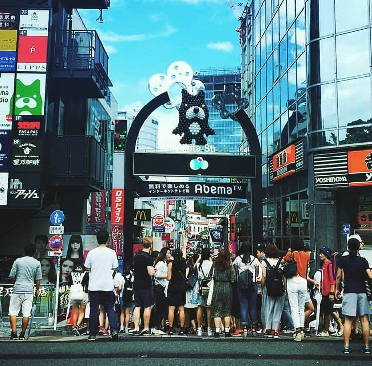 ステファノ・カルーゾさんのインスタグラム写真 - (ステファノ・カルーゾInstagram)「The marvels of daily life are exciting; no movie director can arrange the unexpected that you find in the street. 🇯🇵 #Tokyo #Japan #wfsc2019 #wanderlust #discovering #takeshitastreet #happydays #happylife #ciaobelli」3月21日 17時55分 - stef_caruso