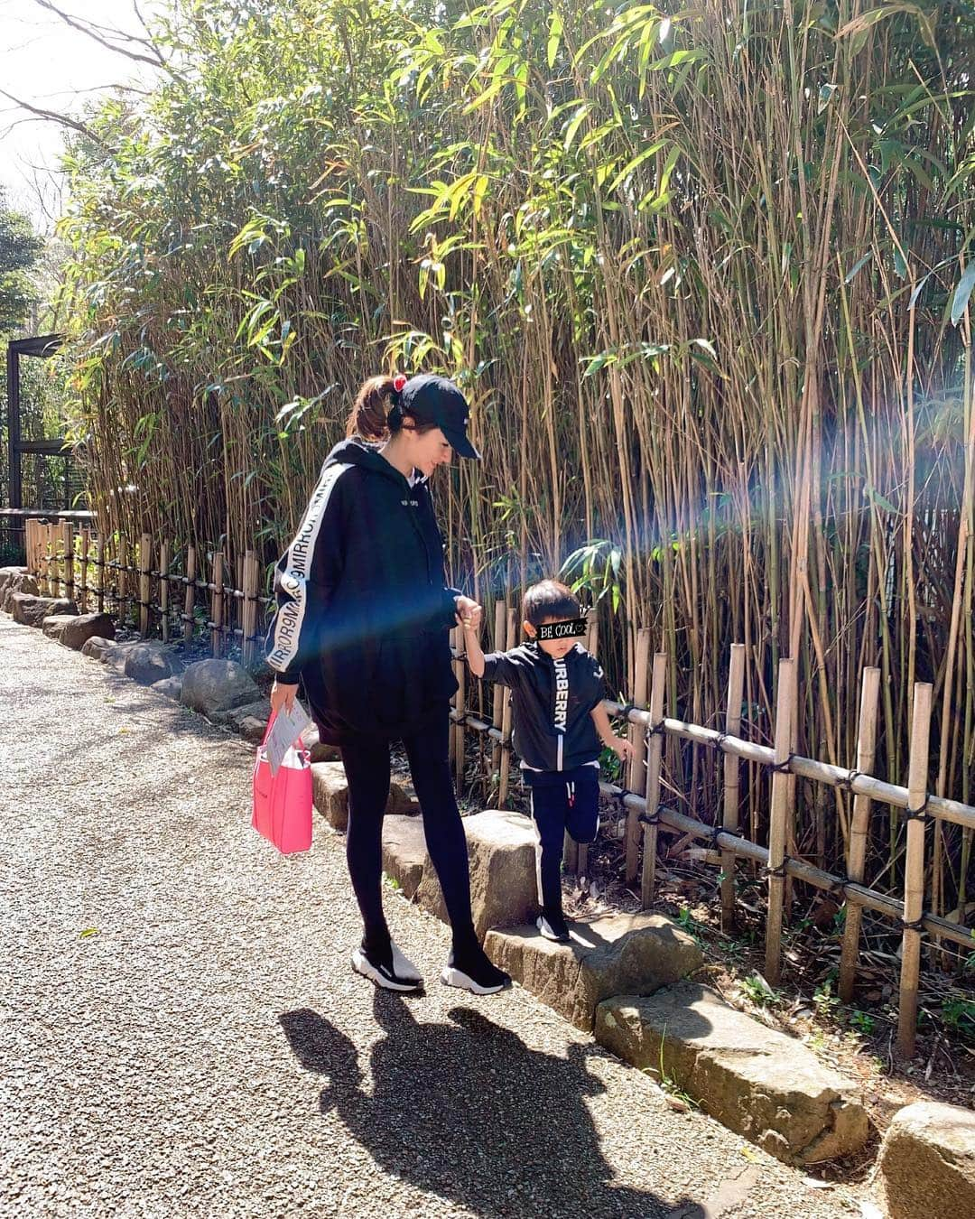 福王寺彩野さんのインスタグラム写真 - (福王寺彩野Instagram)「春休み最初のお出かけは横浜動物園ズーラシアへ🦁🧡 こんなに広いって知らなくて、全部歩いて回ったら開園から閉園までかかりました🤣でも珍しい動物もたくさん（オカピも見れたよ🤩）、遊具もたくさんあって一日中遊べてとっても良かった☺️💕 最近家族でいる時はリンクコーデなので私もすっかりスポーティーになりました👟コーディネート詳細はタグ付けしてあります👆💖 #zoorasia #yokohama #zoo #familyday #machingoutfits #mirror9 #reroom_tokyo #reroom_mini #balenciaga #burberry #横浜 #動物園 #ズーラシア #リンクコーデ #春休み」3月21日 17時57分 - ayano_fukuoji